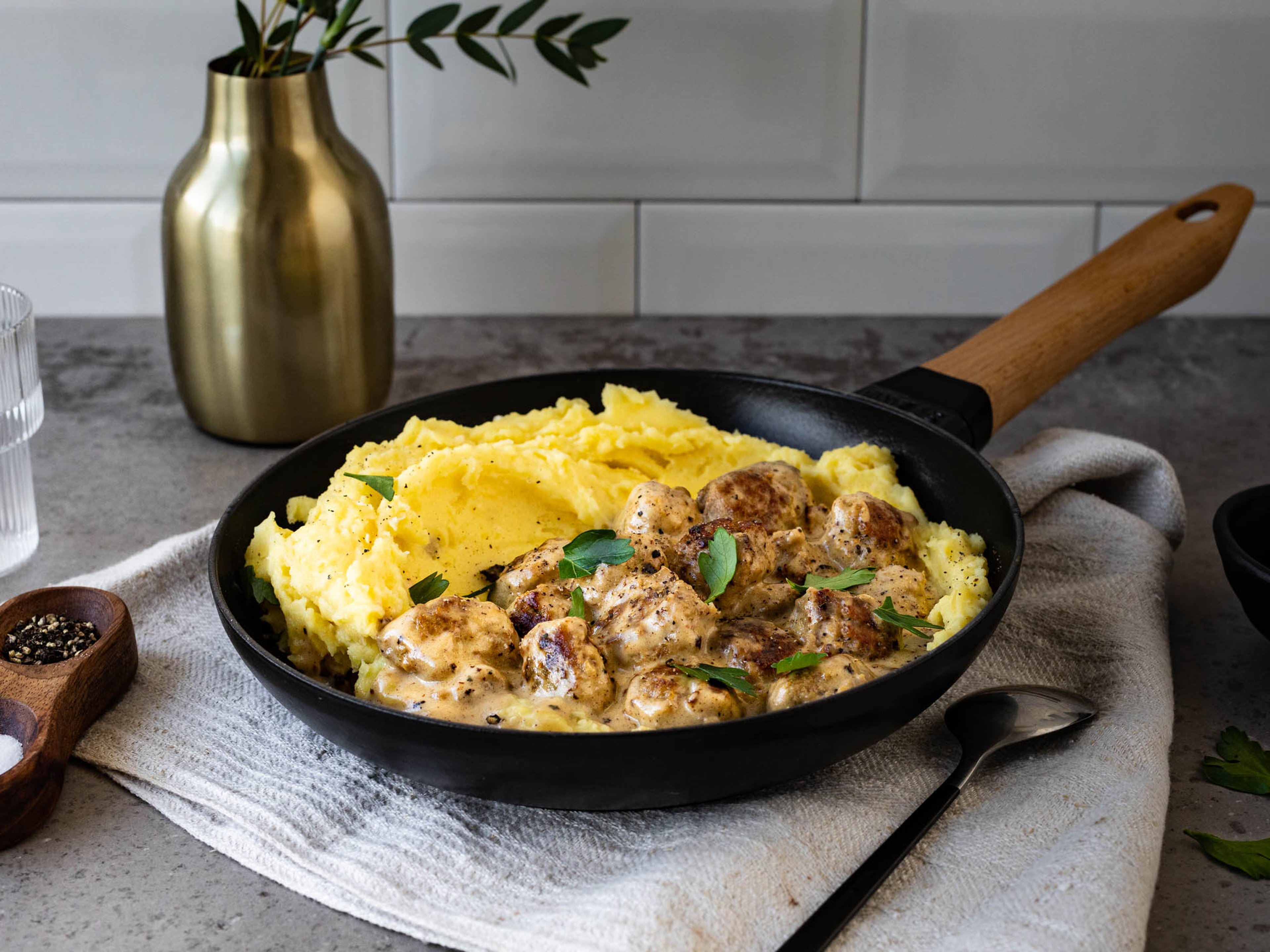 Horseradish mashed potatoes with meatballs