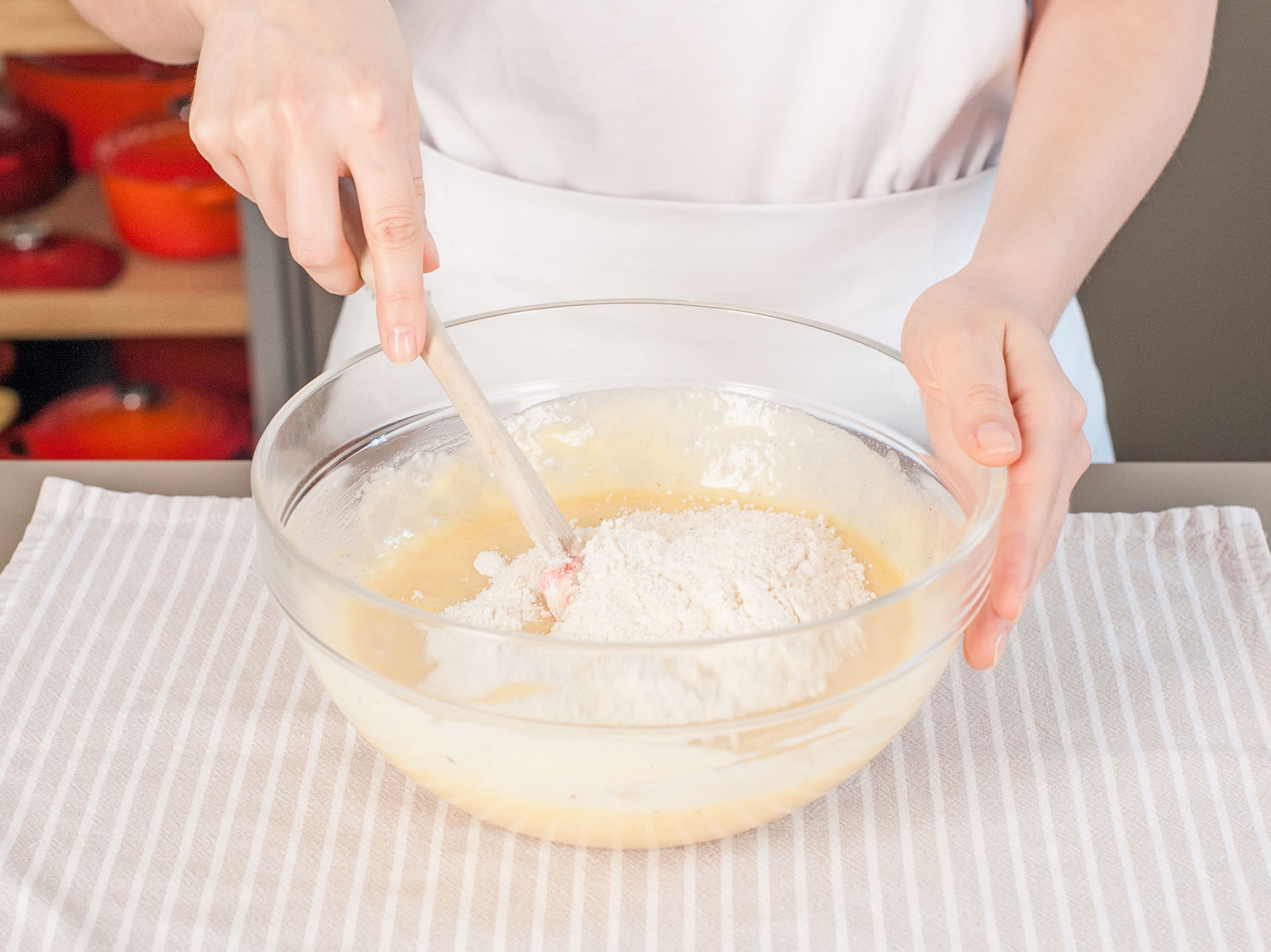 Die Hälfte der Mehl-Mischung unterrühren, anschließend Crème Fraîche einrühren. Restliche Mehl-Mischung hinzugeben und gut vermengen.