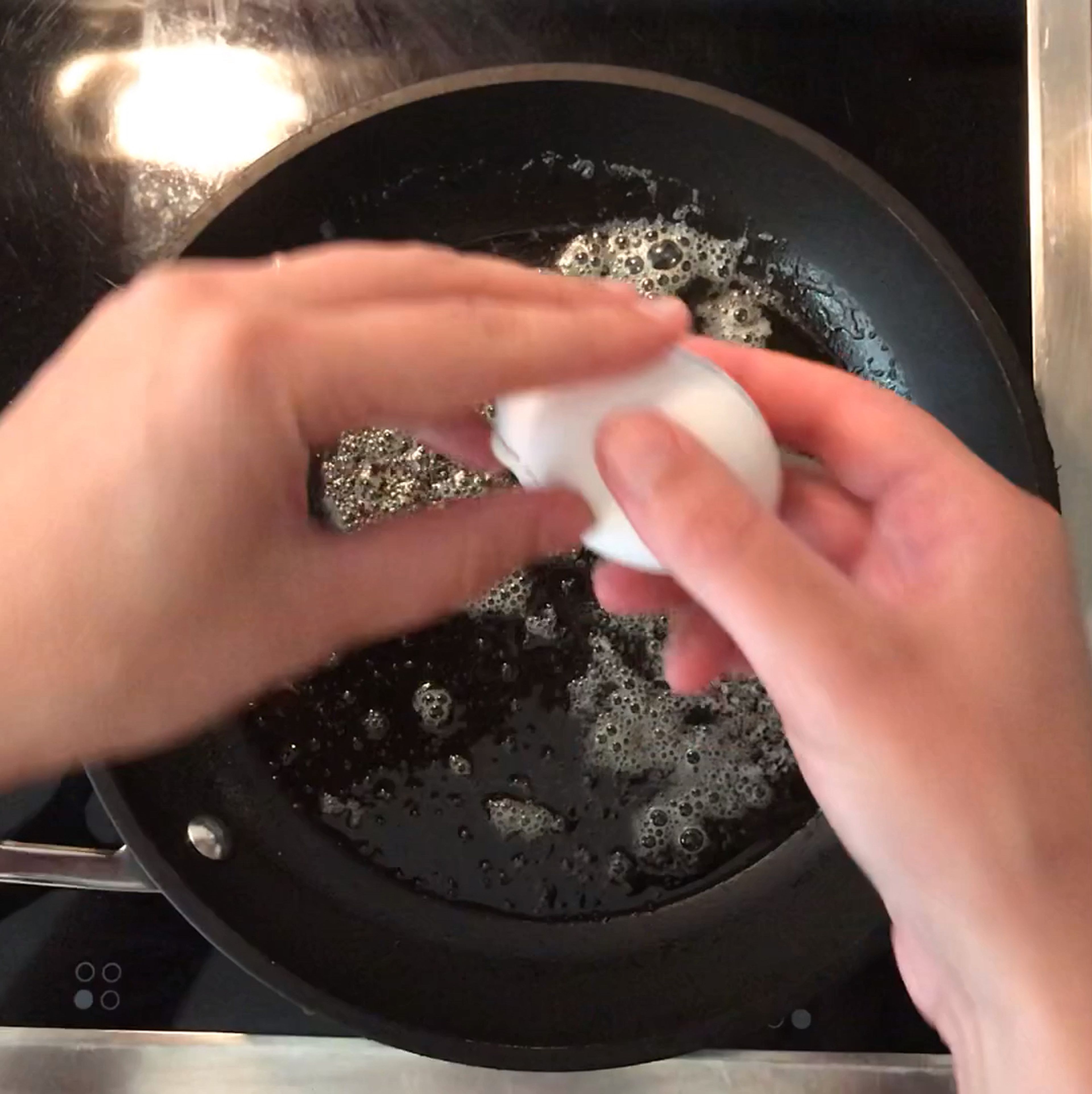 Butter in einer Pfanne über mittlerer Hitze schmelzen lassen und die Eier hineingeben.