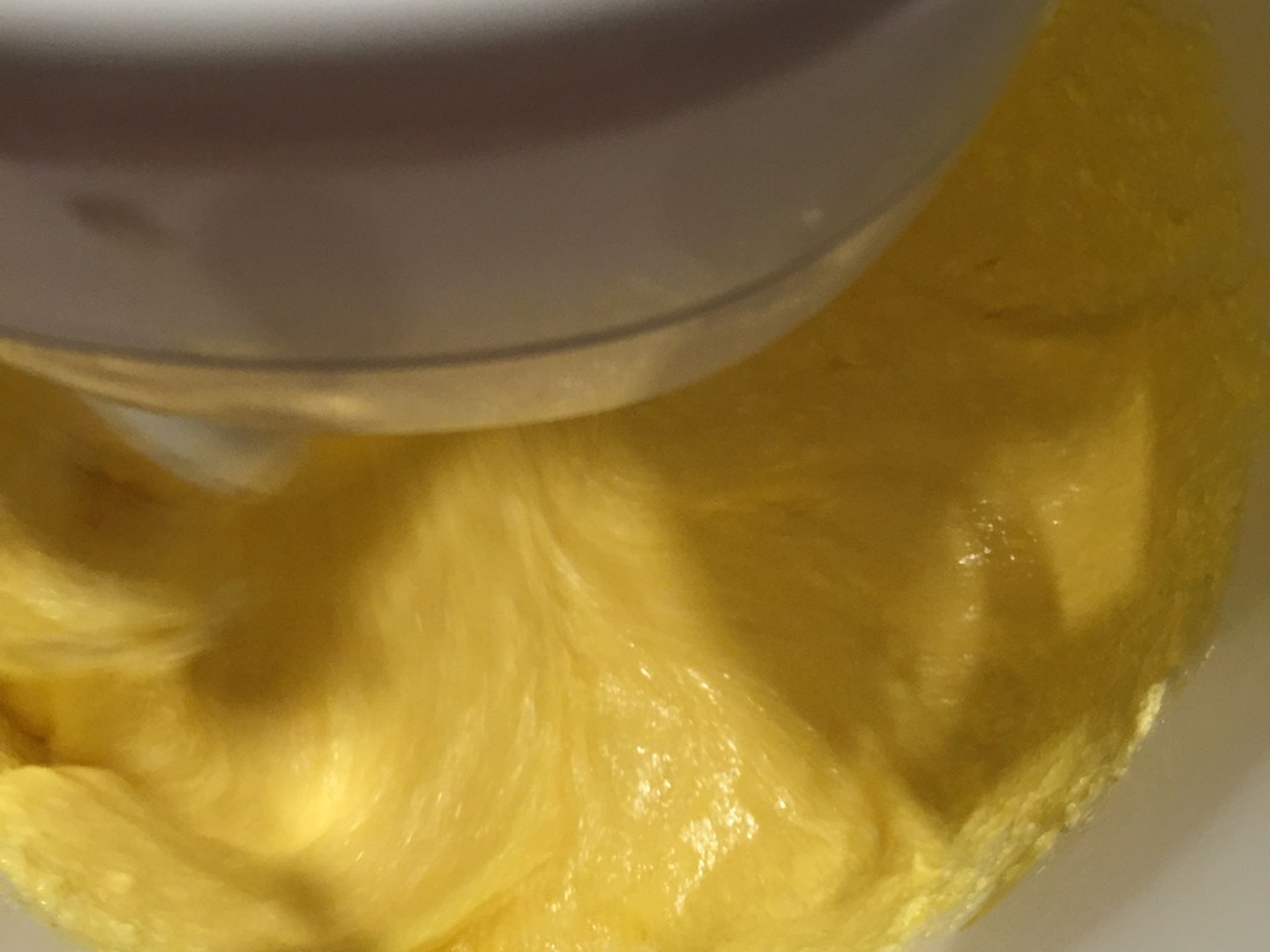 Backofen auf 180°C vorheizen. Einen Teil der Butter mit dem Zucker und dem Vanillezucker schaumig rühren. Nach und nach die Buttermilch und Eier hinzugeben und auf höchster Stufe aufschlagen.