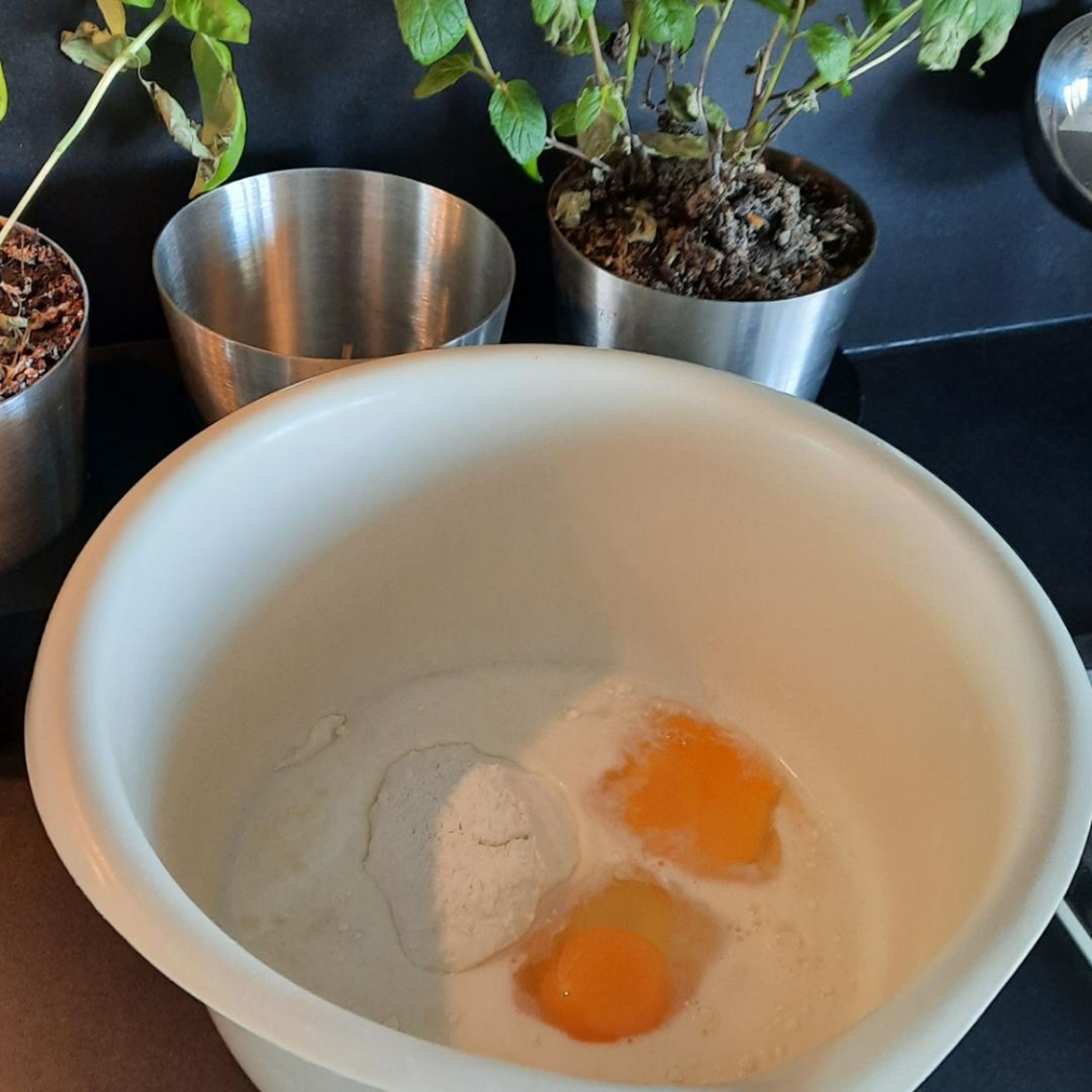 Die Milch mit den Eiern und dem Mehl zu einem Teig verrühren.