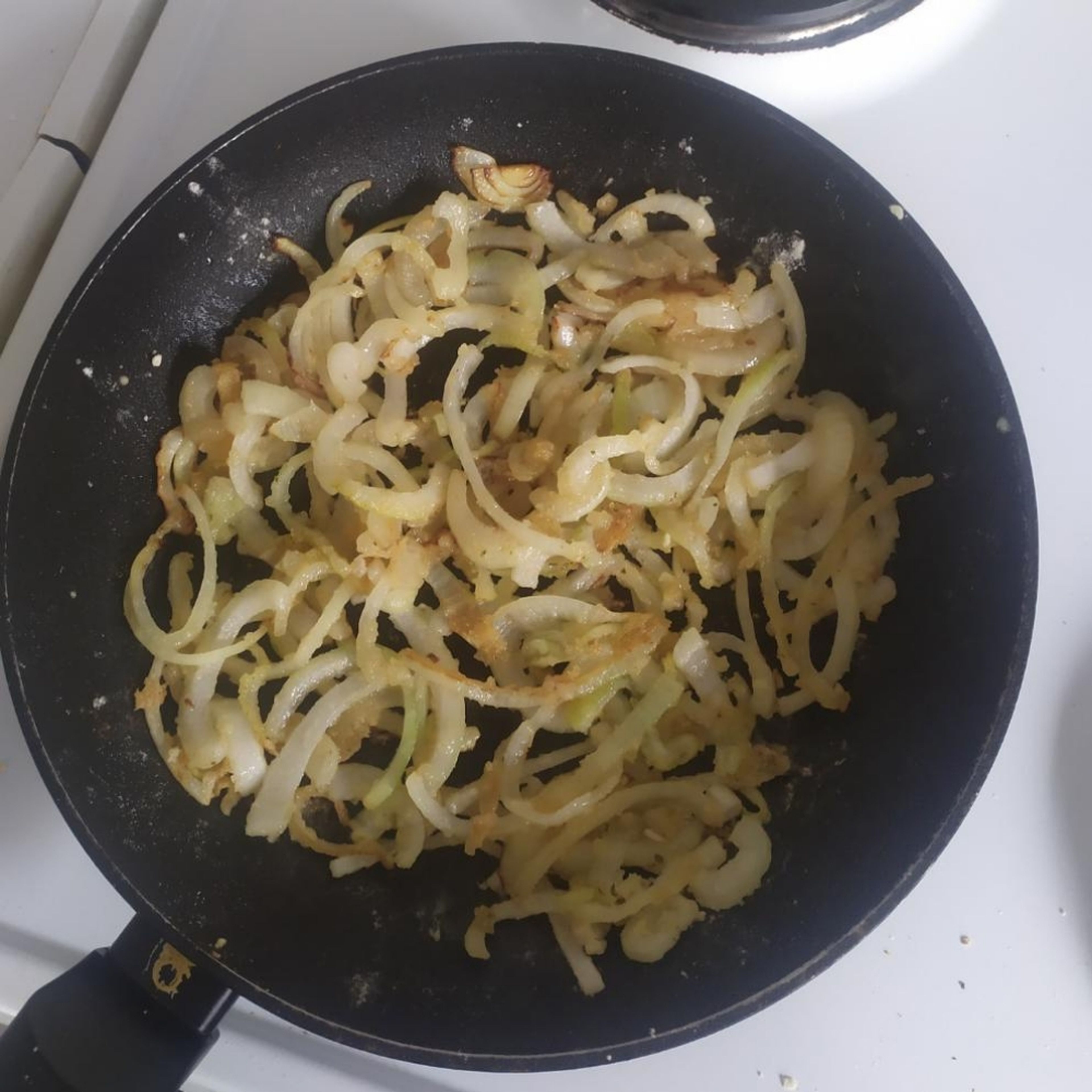 Zwiebeln in Halbringe schneiden. in Mehl einreiben und in der Pfanne in Öl braten/frittieren.