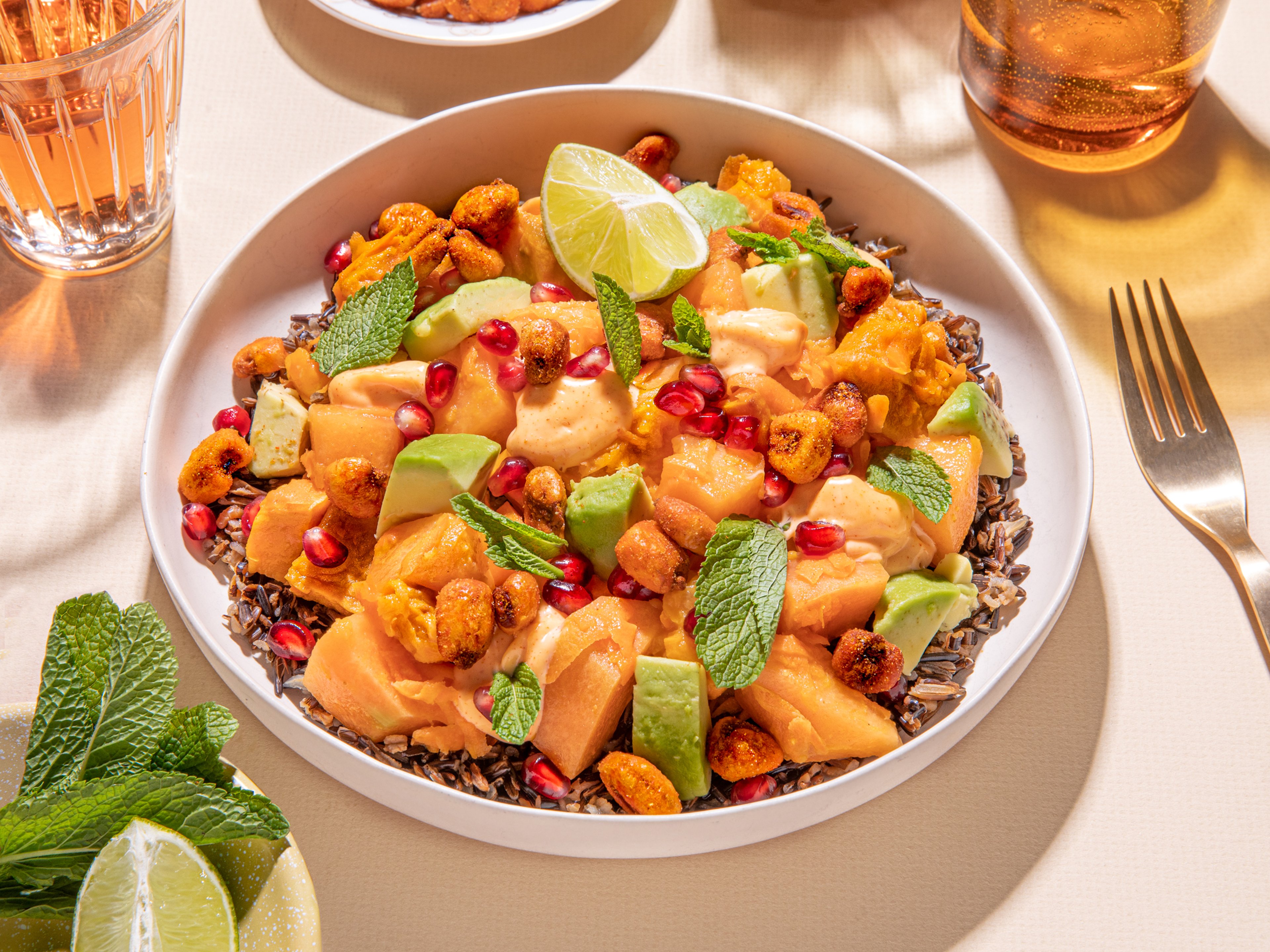 Melonen-Ceviche-Bowl mit gebackenen Süßkartoffeln