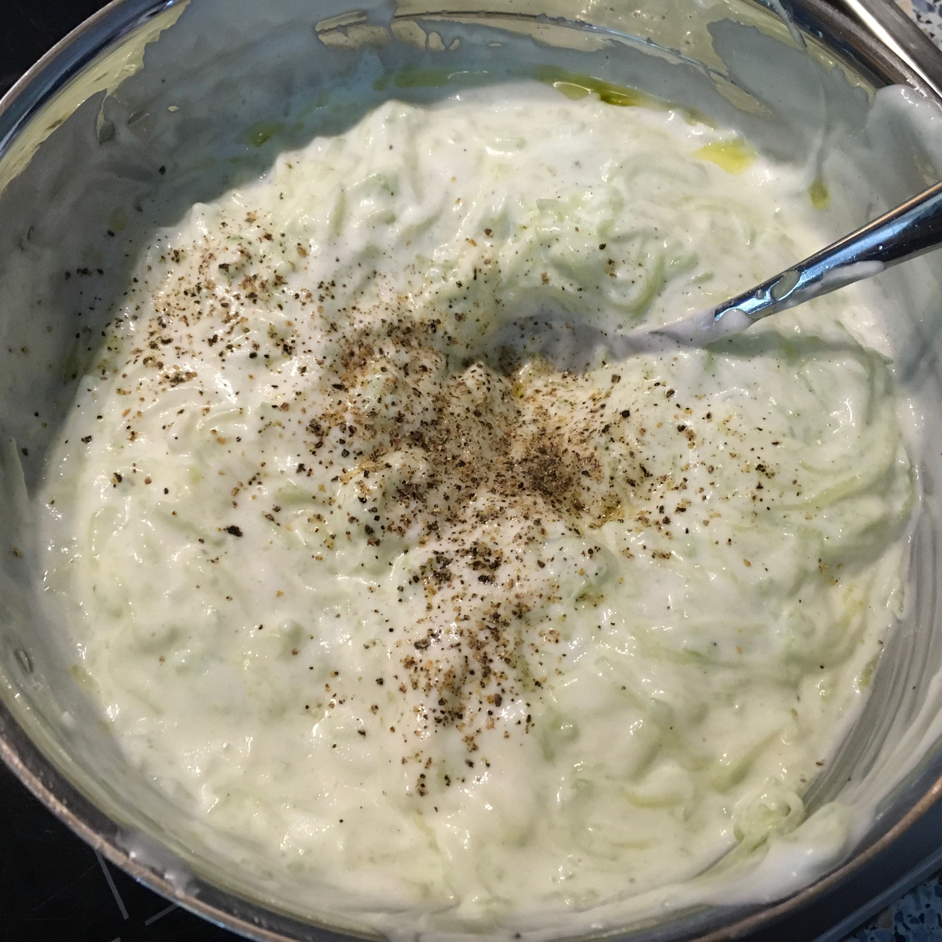 Abgetropfte Gurke und Knoblauch mit Joghurt und Olivenöl vermischen und pfeffern. Servieren und schmecken lassen :-)