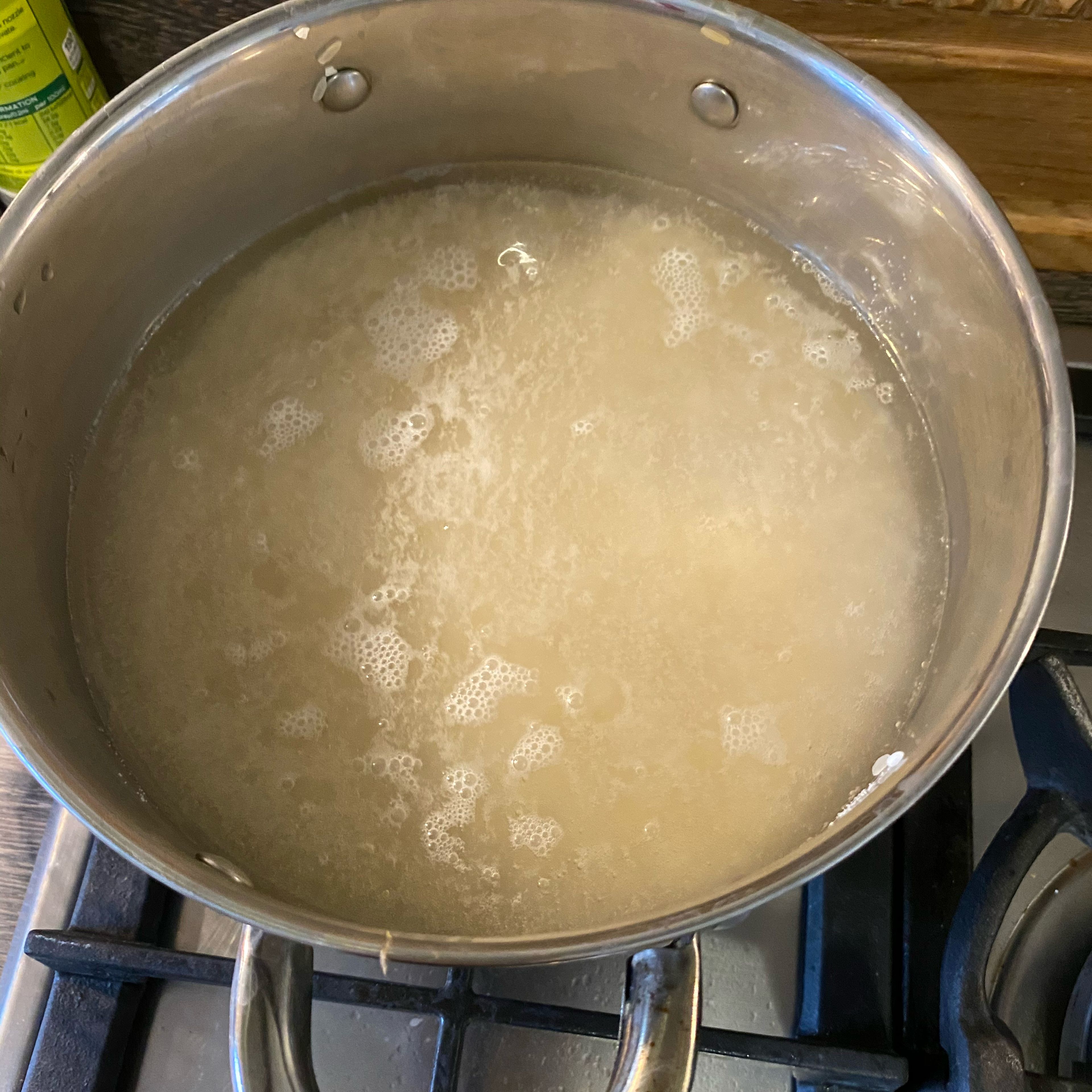Je nach Bedarf. Den Reis gründlich waschen und kochen. Am Ende das Reis mit der Soße auf ein Teller servieren. Dazu passt auch Natur Joghurt super. Guten Appetit 