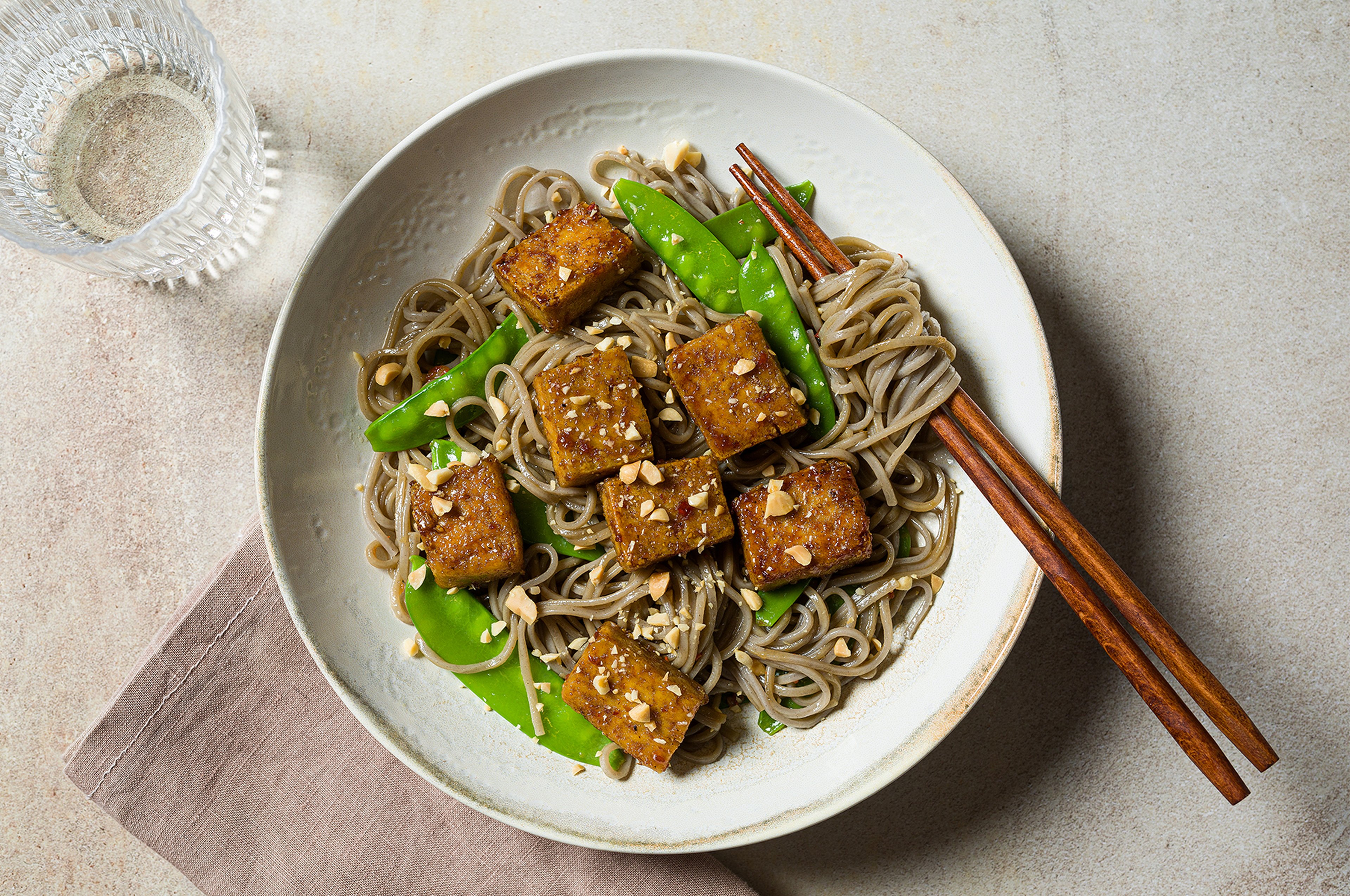 Glasierter Honig-Tofu mit Sobanudeln und Zuckerschoten