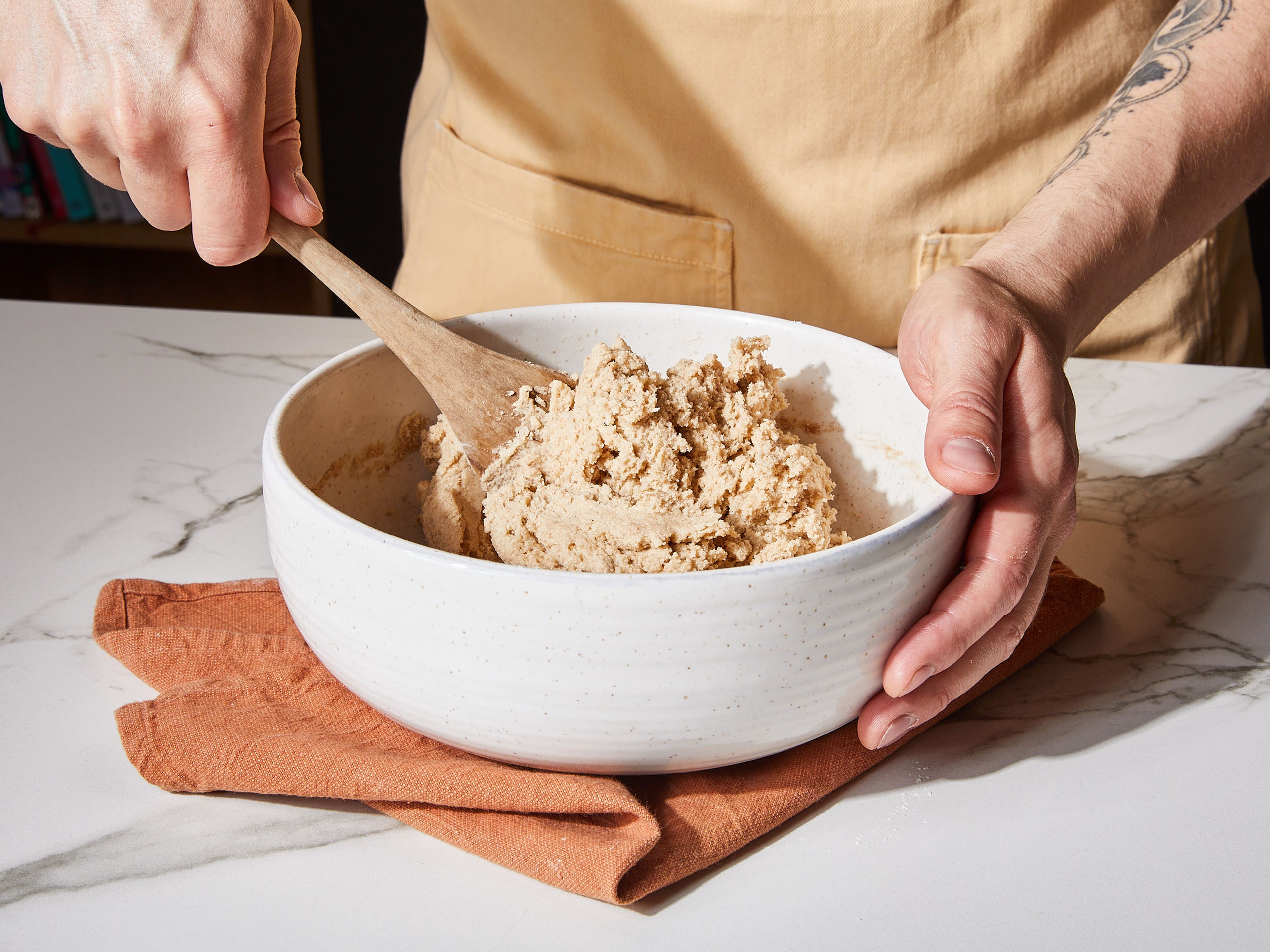 Die Mehlmischung zu der Butter-Zucker-Mischung geben und unterheben, bis alles gerade so verbunden ist und ein dicker, formbarer Teig entstanden ist.