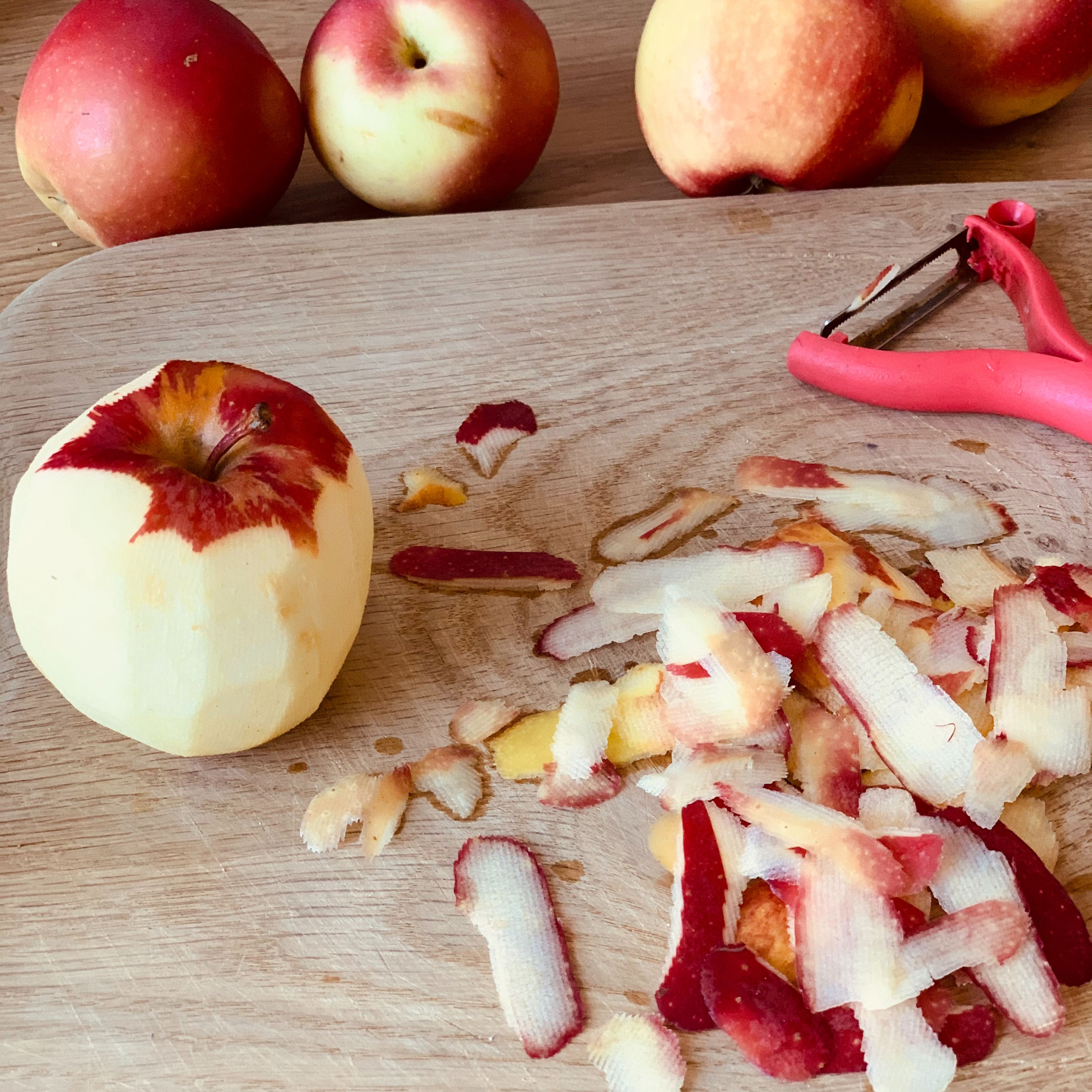 Ofen auf 200 Grad vorheizen. Äpfel schälen, entkernen und in Spalten schneiden.