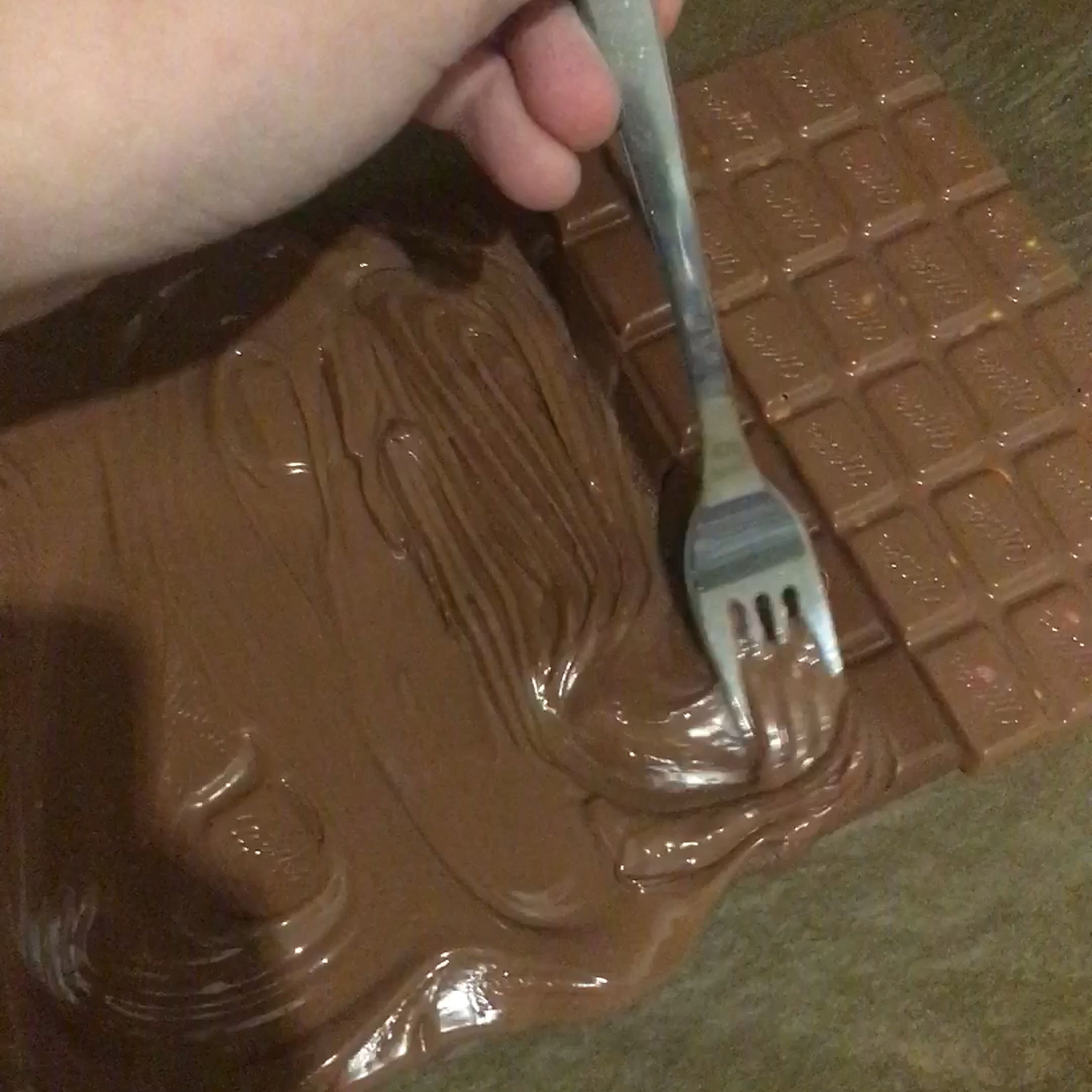 Die Schokolade aus dem Backofen Herausholen wenn sie Fertig ist Dann Mit einer Gabel Verstreichen