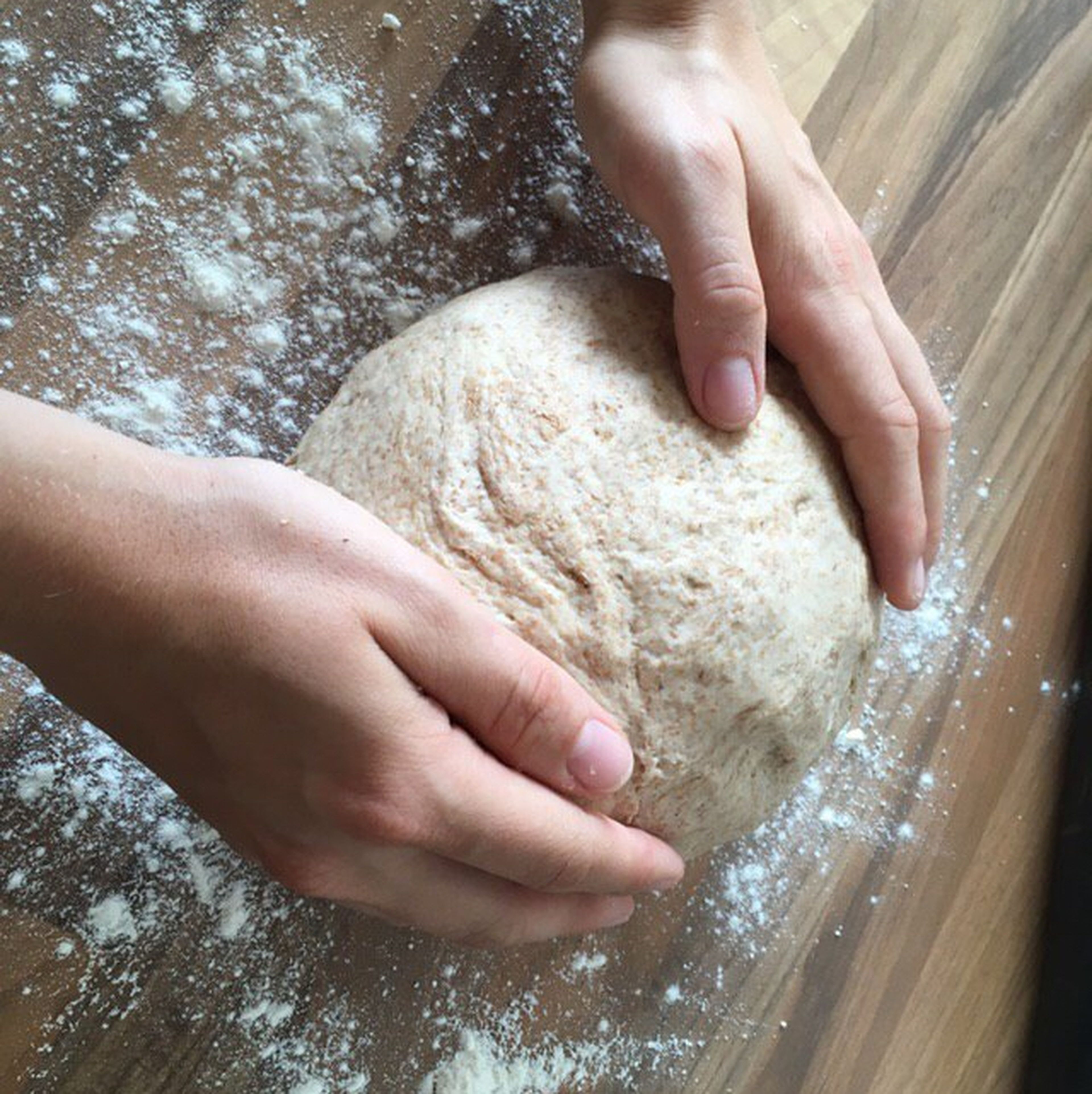 Zuerst Weizenmehl und Dinkelmehl in eine große Schüssel sieben. Anschließend die Trockenhefe, Zucker, Salz, Olivenöl und Wasser hinzufügen und zu einen glatten Teig kneten.