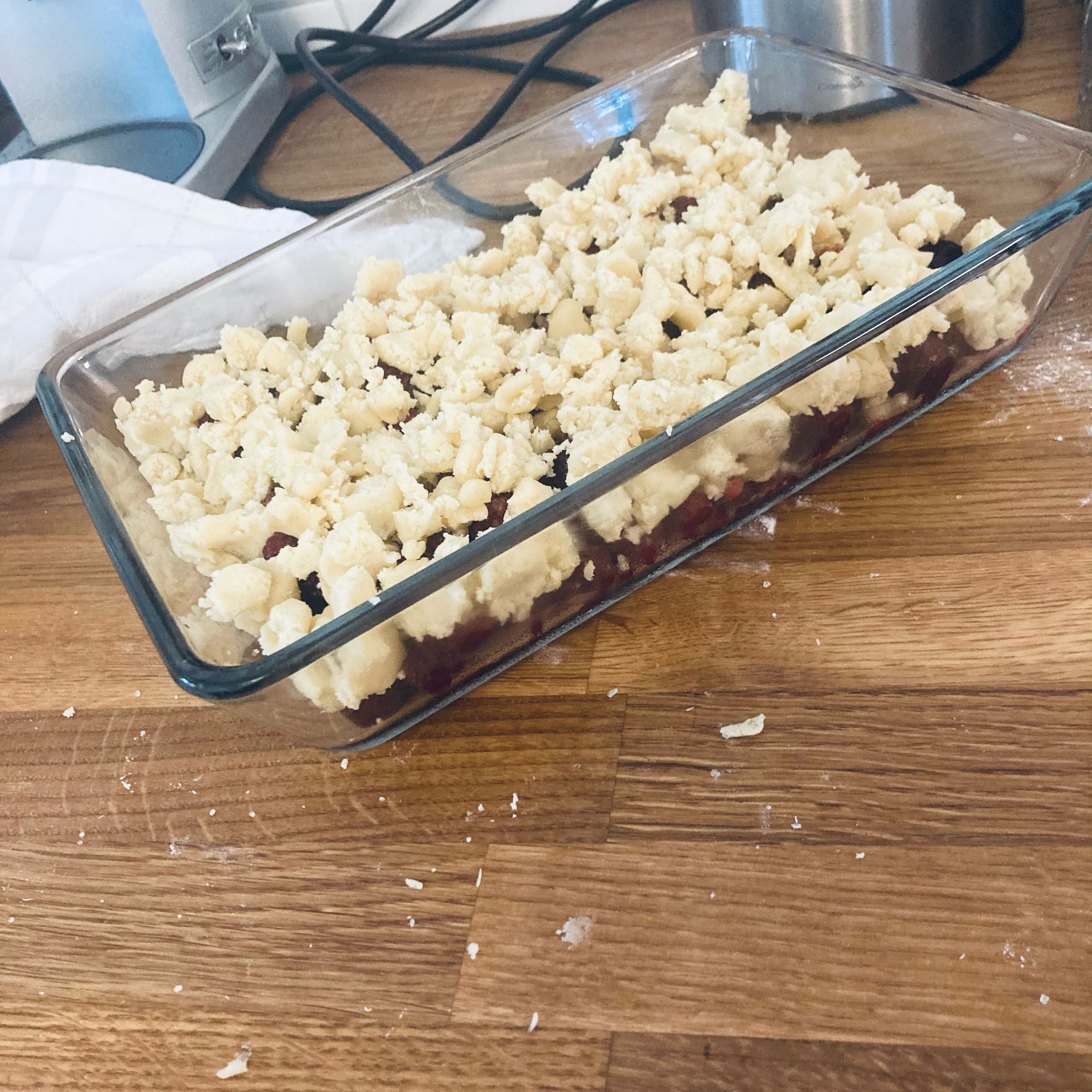 Dann die Beeren in eine Form schütten und den teig drauf ,,Streuseln“
