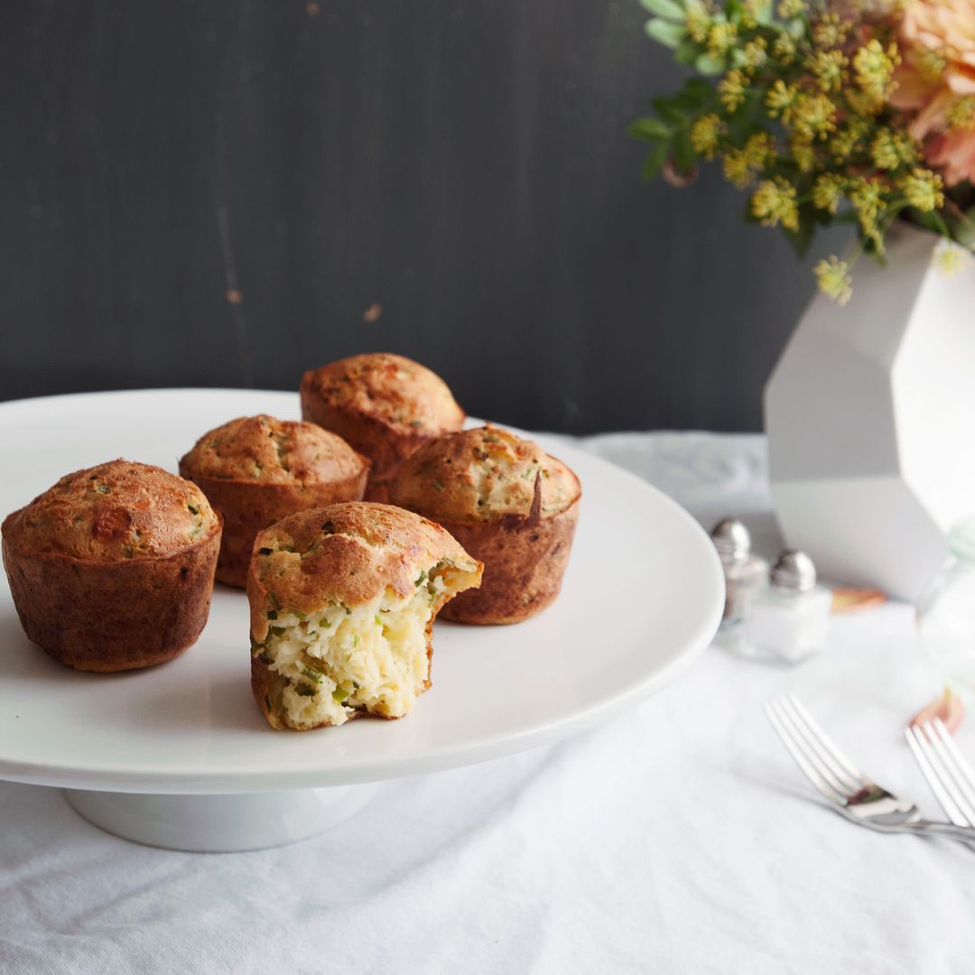 Popovers mit Gruyère-Käse und schwarzem Pfeffer