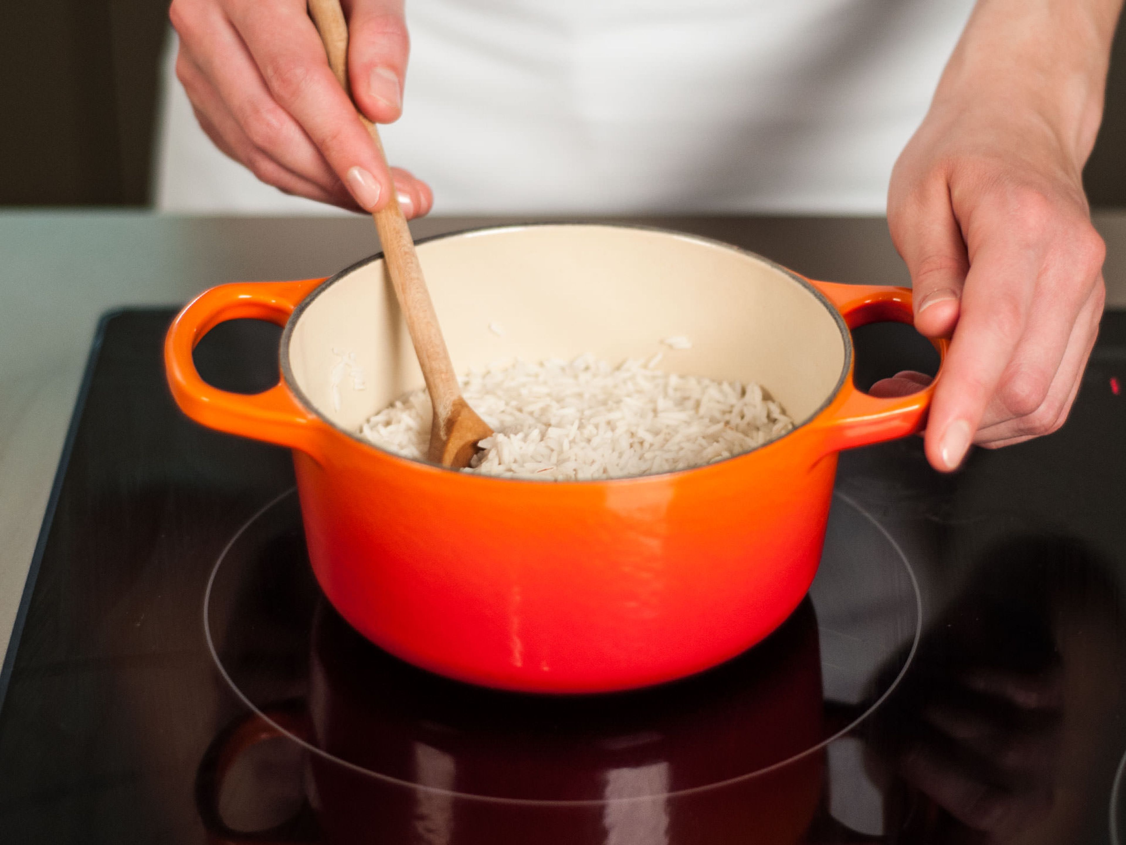 Reis, Wasser und eine Prise Salz in einen Topf geben. Zum Kochen bringen, Hitze reduzieren und für ca. 10 – 15 Min. köcheln lassen bis der Reis fertig ist. Wenn nötig überschüssiges Wasser abgießen.
