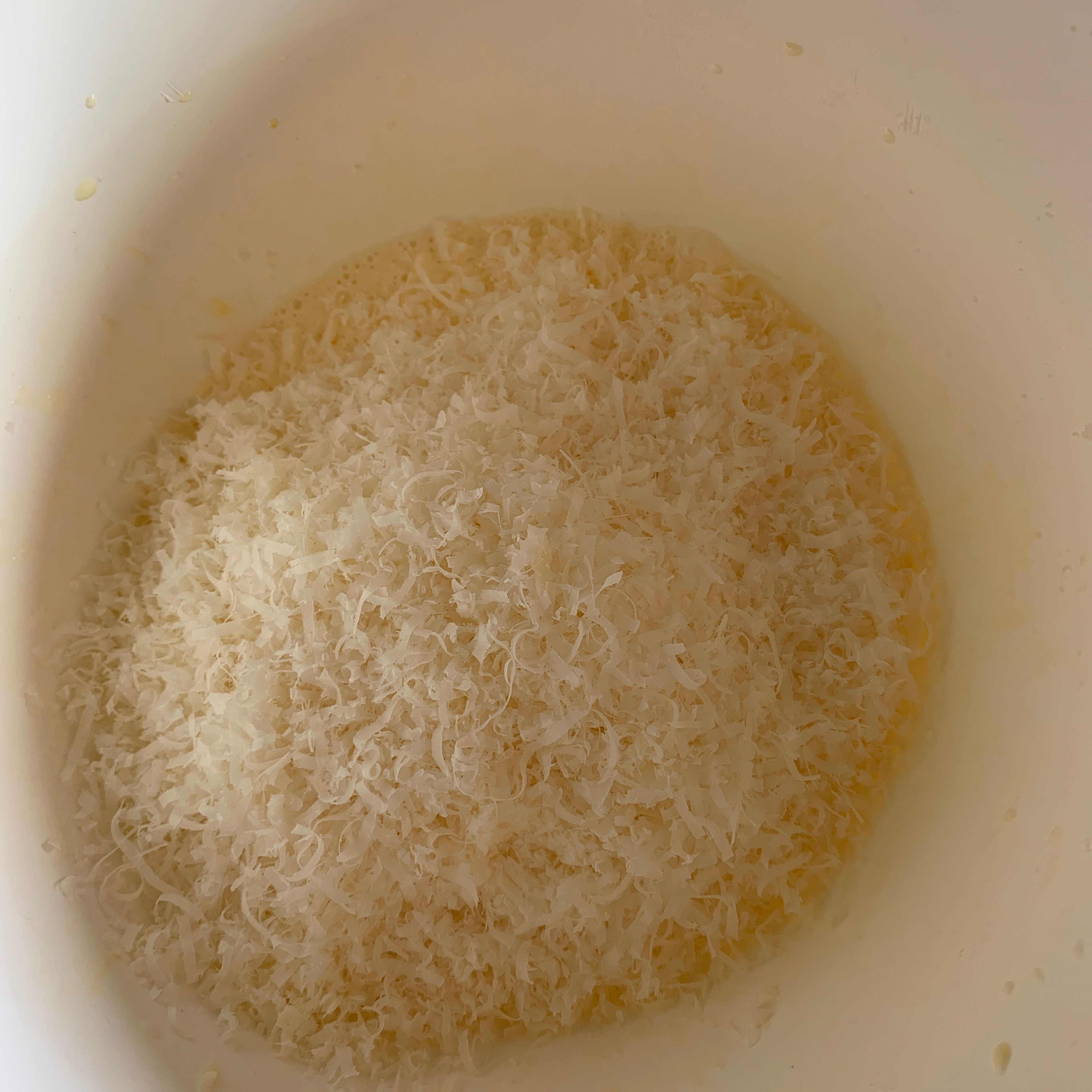 Parmesan reiben. Sahne und Ei miteinander verquirlen und den geriebenen Parmesan unterrühren. Mit Salz und Pfeffer würzen