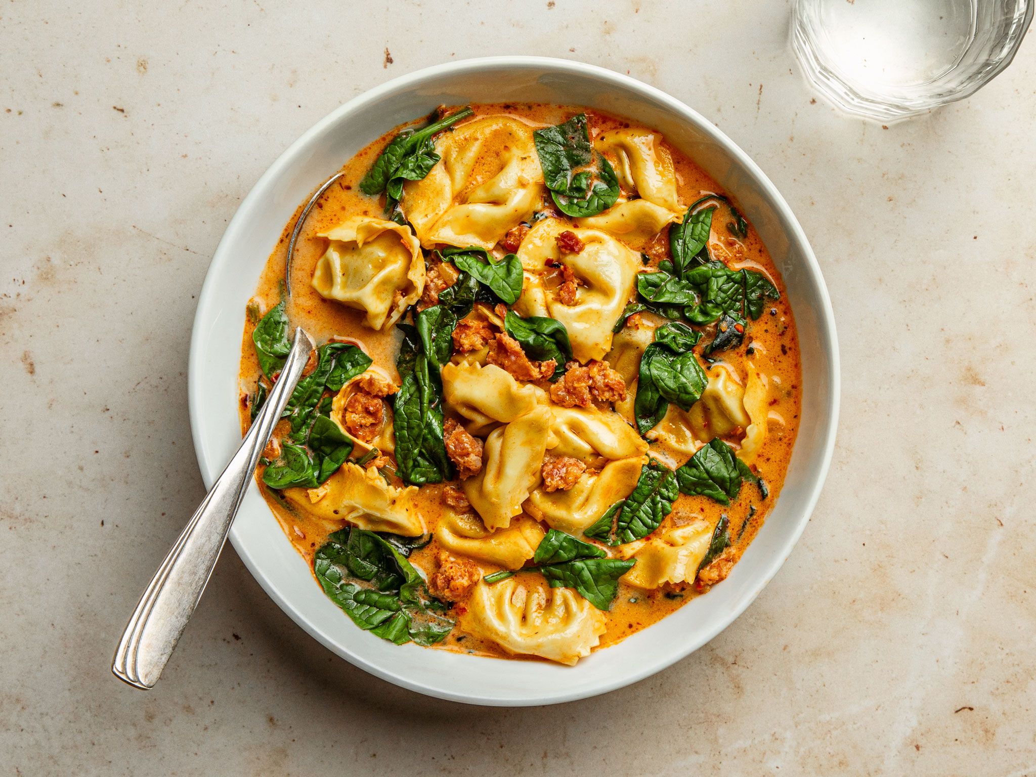 Cremige Tortellini-Suppe mit Salsiccia | Rezept | Kitchen Stories