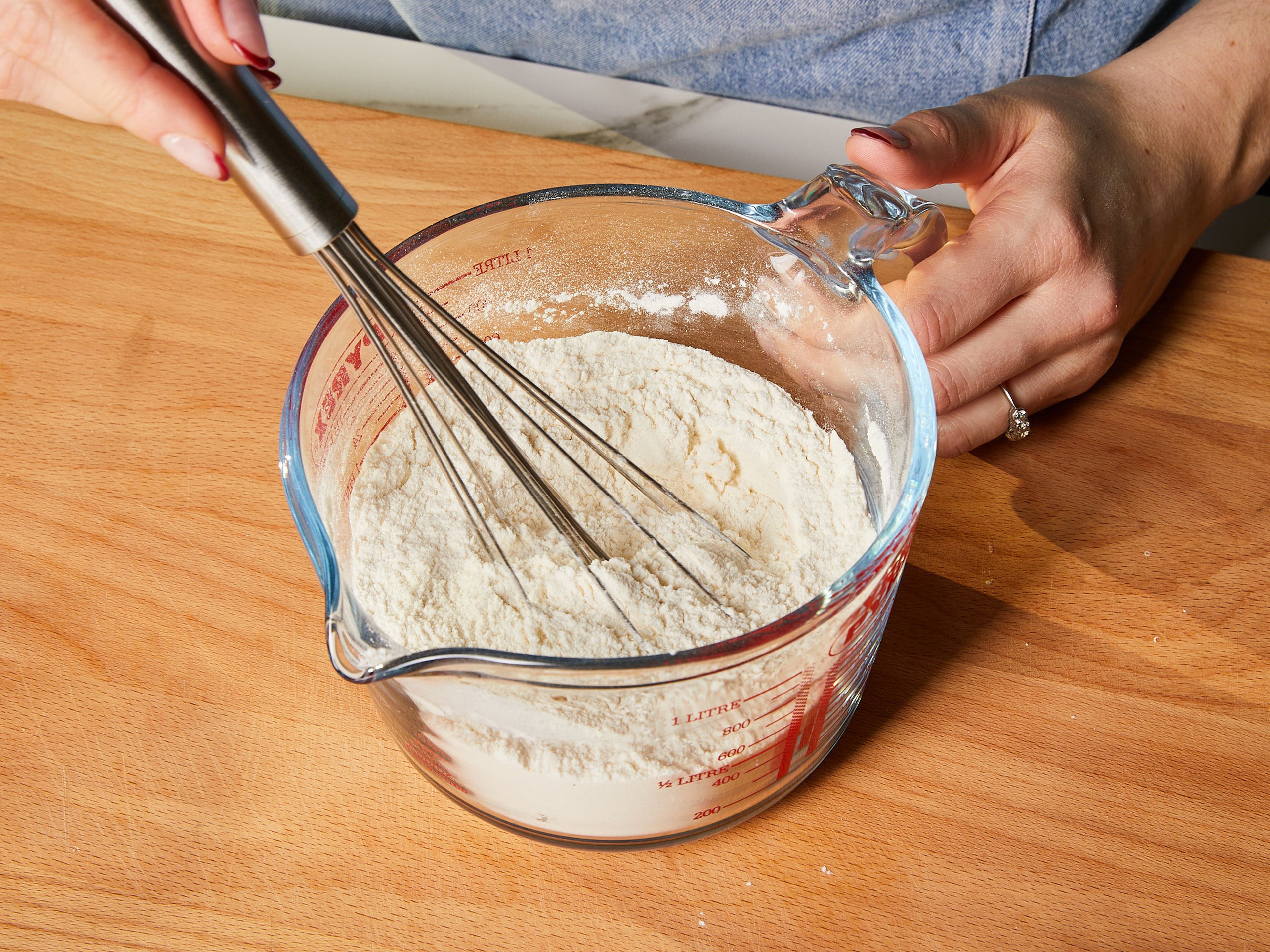 Mehl, Backpulver, Zucker und Salz in einem großen Messbecher mischen und beiseitestellen.