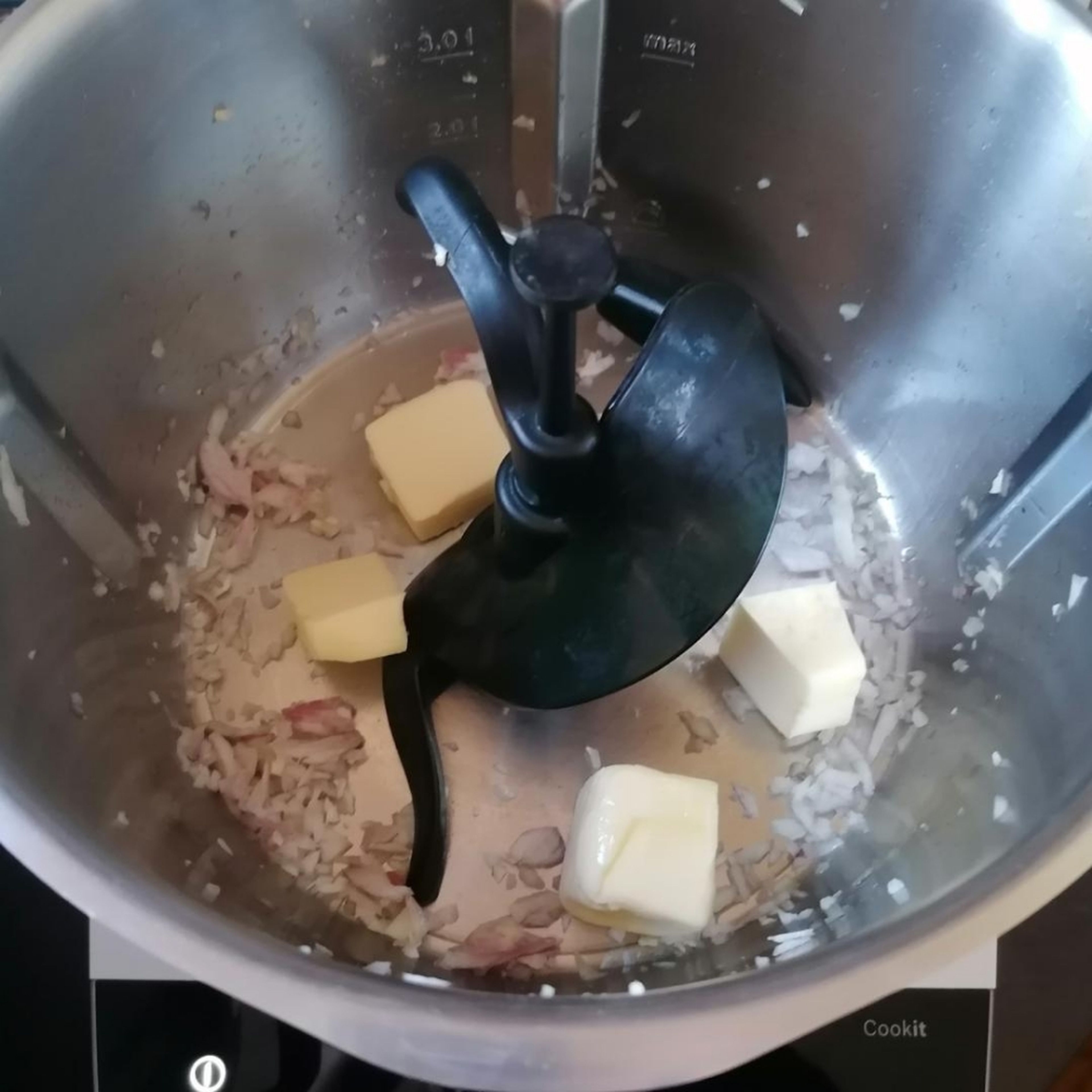 Messbecher entnehmen! 3D-Rührer einsetzen (manuelles Kochen auf Rührer umstellen) und 60g Butter in den Topf wiegen. Auf Stufe 2 bei 130°C für 3 Minuten andünsten.