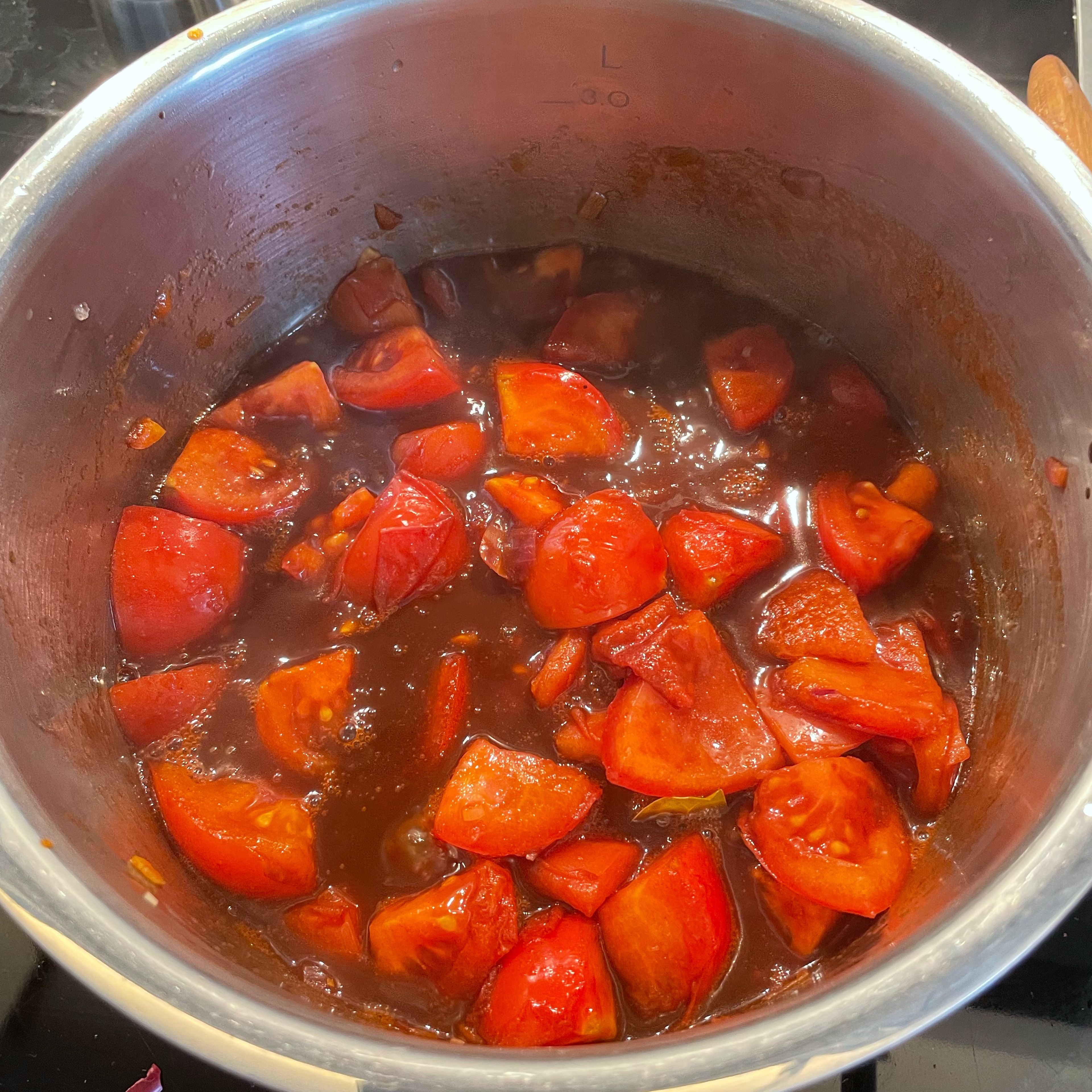 Jetzt Tomatenmark hinzufügen und gut unterrühren. Dann die Tomaten und die restlichen Zutaten in den Topf geben und aufkochen lassen. Gut durchrühren und bei leicht geöffneten Deckel ca. 1 Stunde einkochen lassen. Entweder die Maße jetzt passieren oder mit dem Mixer pürieren. Das Ketchup jetzt noch nach Belieben nachwürzen und weiter einkochen bis die gewünschte Konsistenz erreicht ist. Zum Schluss abfüllen und fertig. Alternativ zum Honig geht auch Agavensirup.