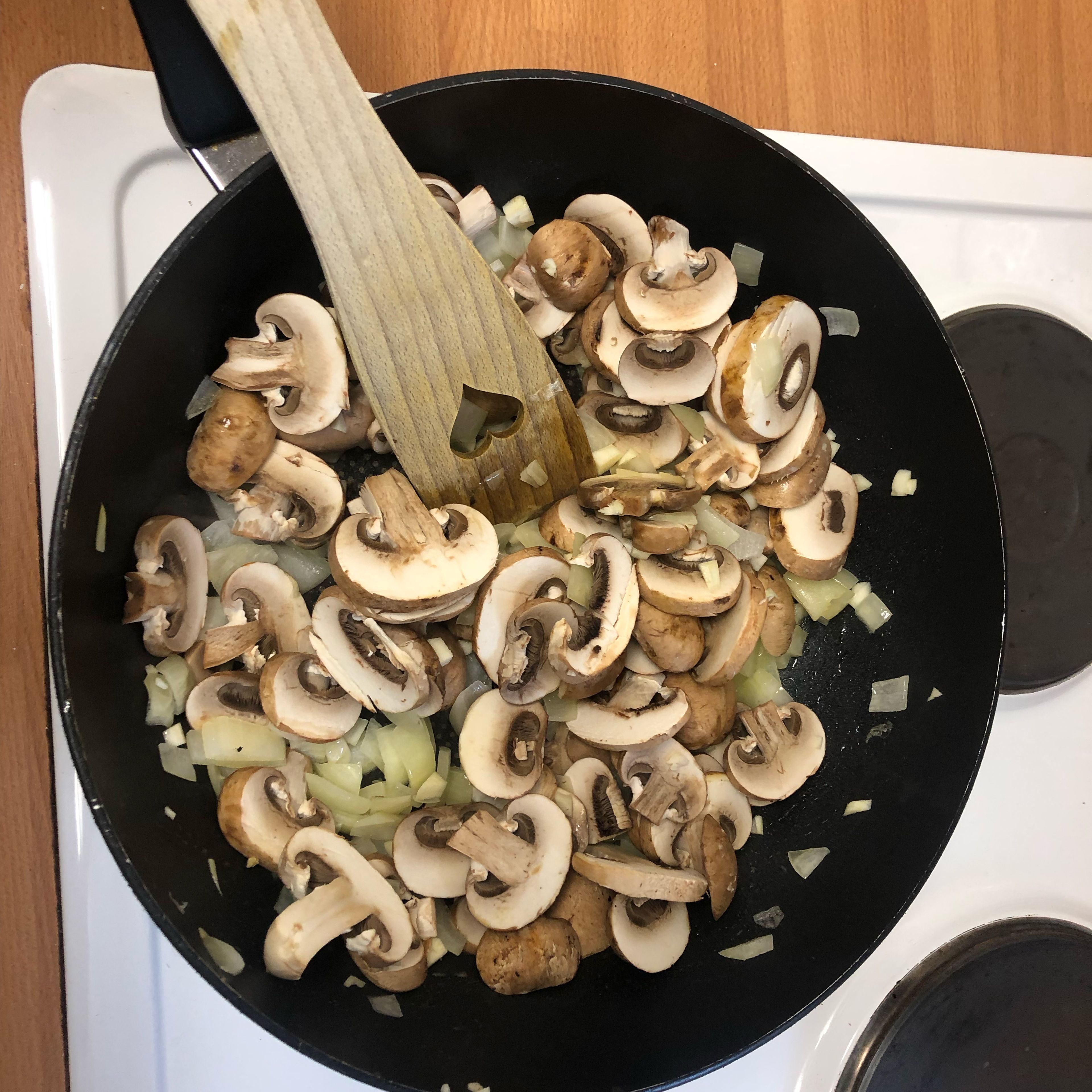 Zwiebeln und Knoblauch fein würfeln und die Pilze und Zucchini in Scheiben schneiden. In eine Pfanne geben und mit etwas Öl ca 4 Minuten auf mittlerer Hitze anbraten.