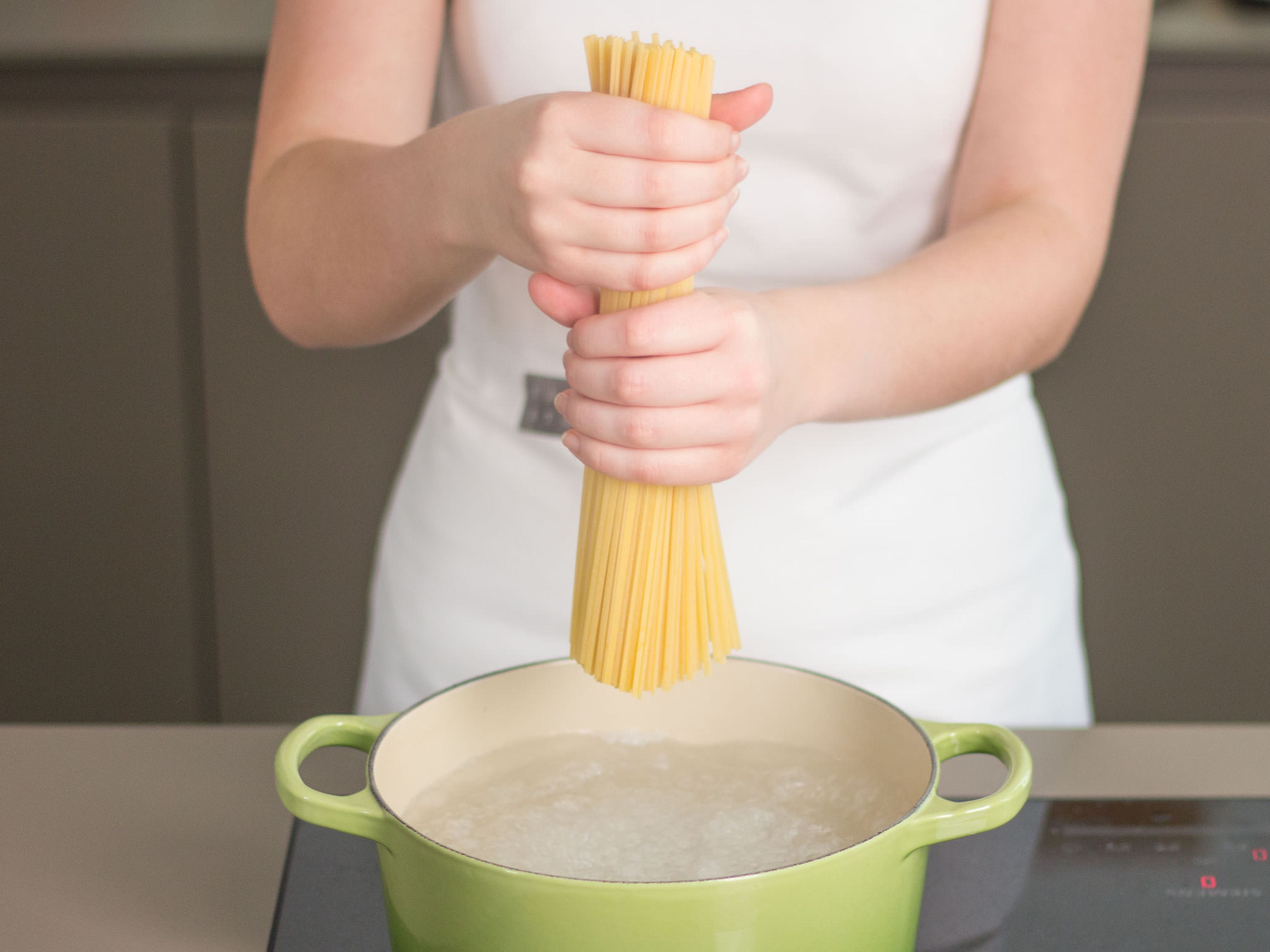 In a large saucepan, cook linguine in salted boiling water over medium heat for approx. 7 – 12 min. until al dente. Drain and set aside. Reserve a small amount of pasta water for step 4.