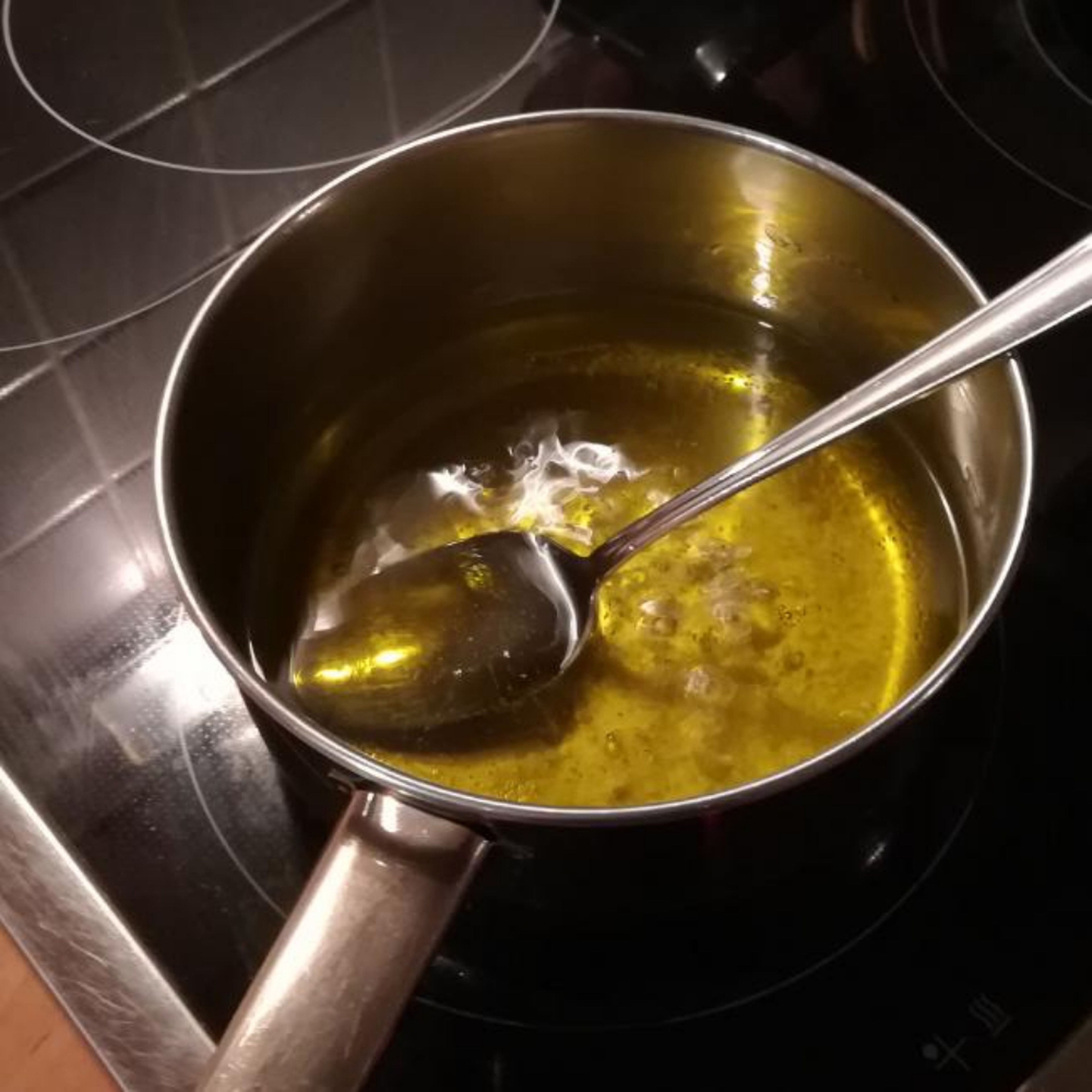 Olivenöl hinzugeben und kurz aufkochen lassen.