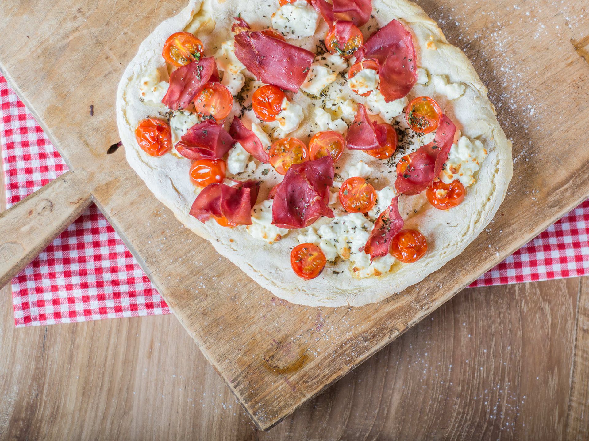 Grilled pizza with Bresaola