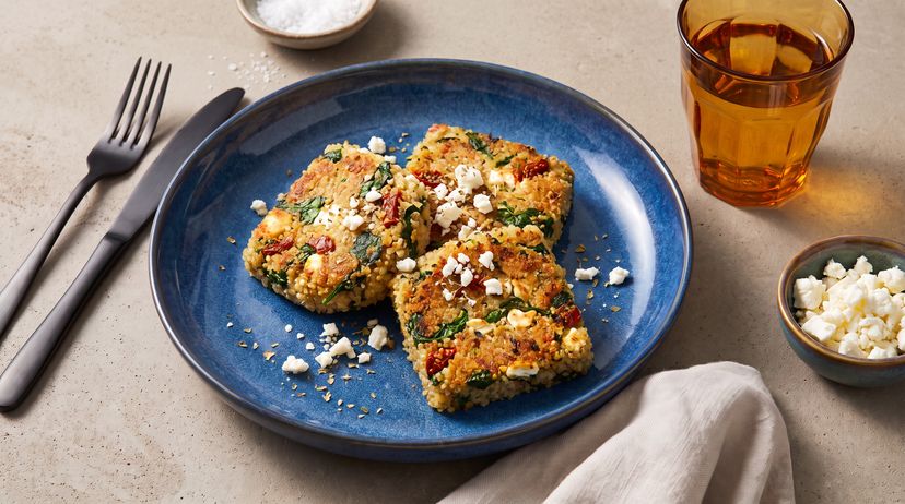Power-Lunch für deine Mittagspause:Quinoa-Schnitten mit Spinat und Feta