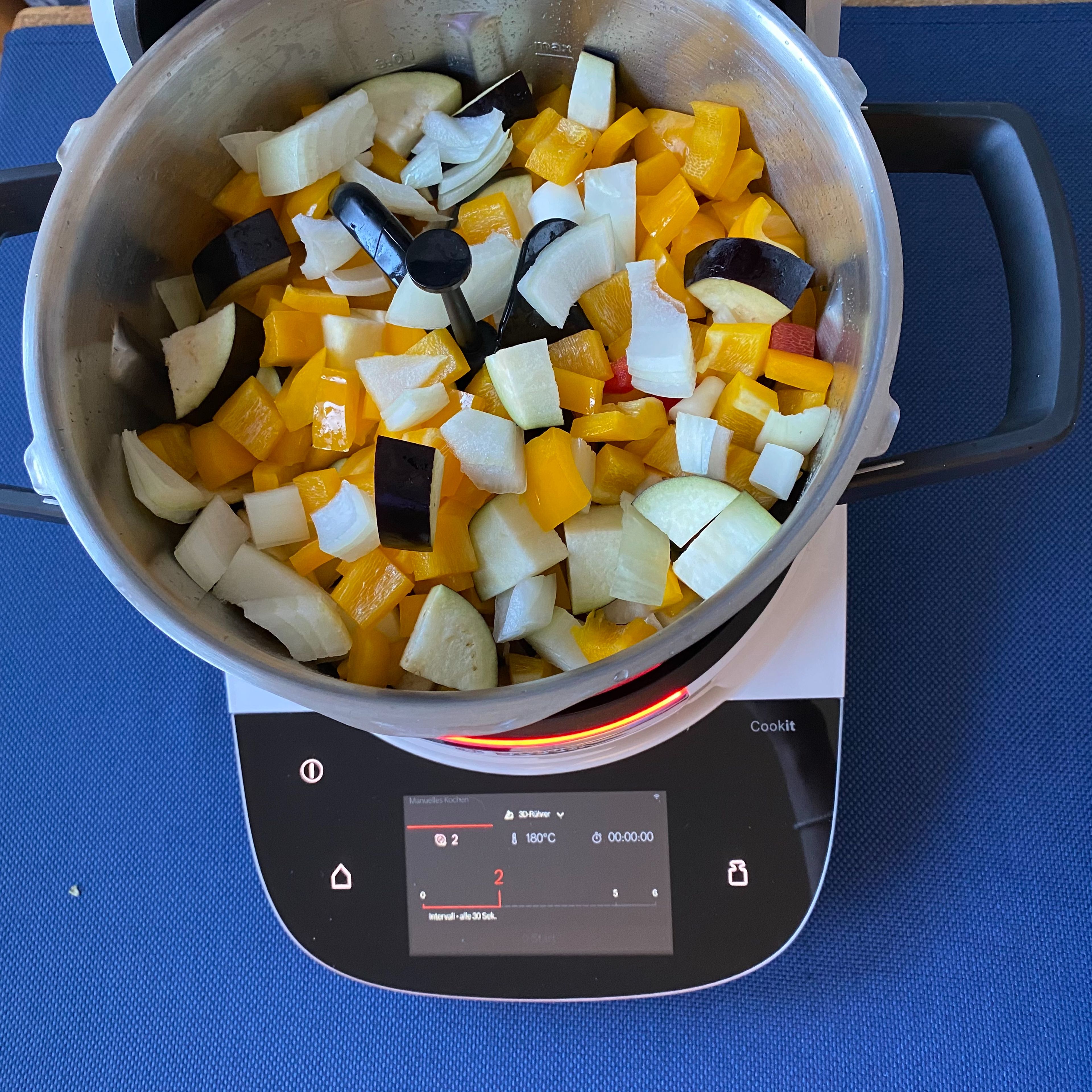 Gemüse in den Topf geben, den Deckel schließen und schmoren lassen (3D-Rührer | Stufe 4 | 140° | 13 Min) schmoren. Nach 10 Minuten den Thymian und Salz und Pfeffer hinzugeben und weiter schmoren lassen bis das Gemüse gar ist.