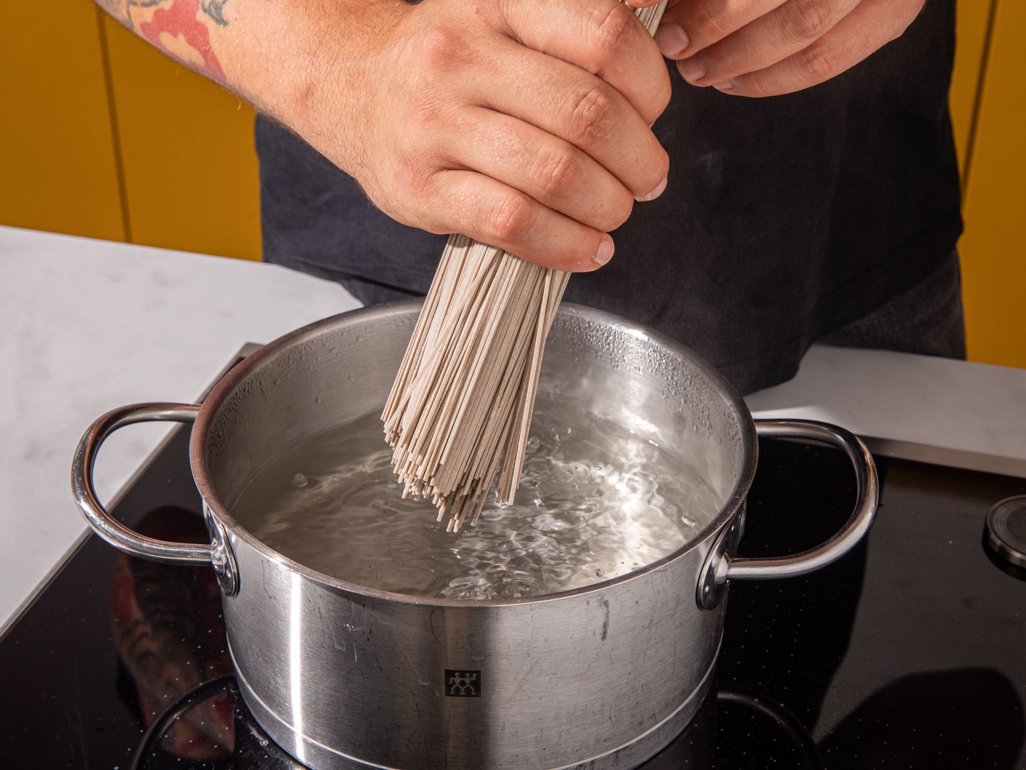 Scharfe koreanische kalte Nudeln mit Gemüse (Jaengban Guksu) | Rezept ...