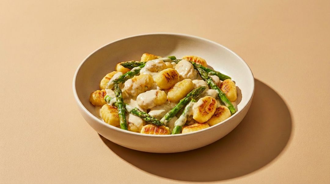 Cremige Gnocchi mit grünem Spargel aus einer Pfanne