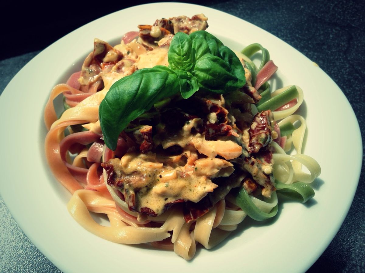 Tagliatelle with tomato-smoked salmon cream sauce | Recipe | Kitchen Stories