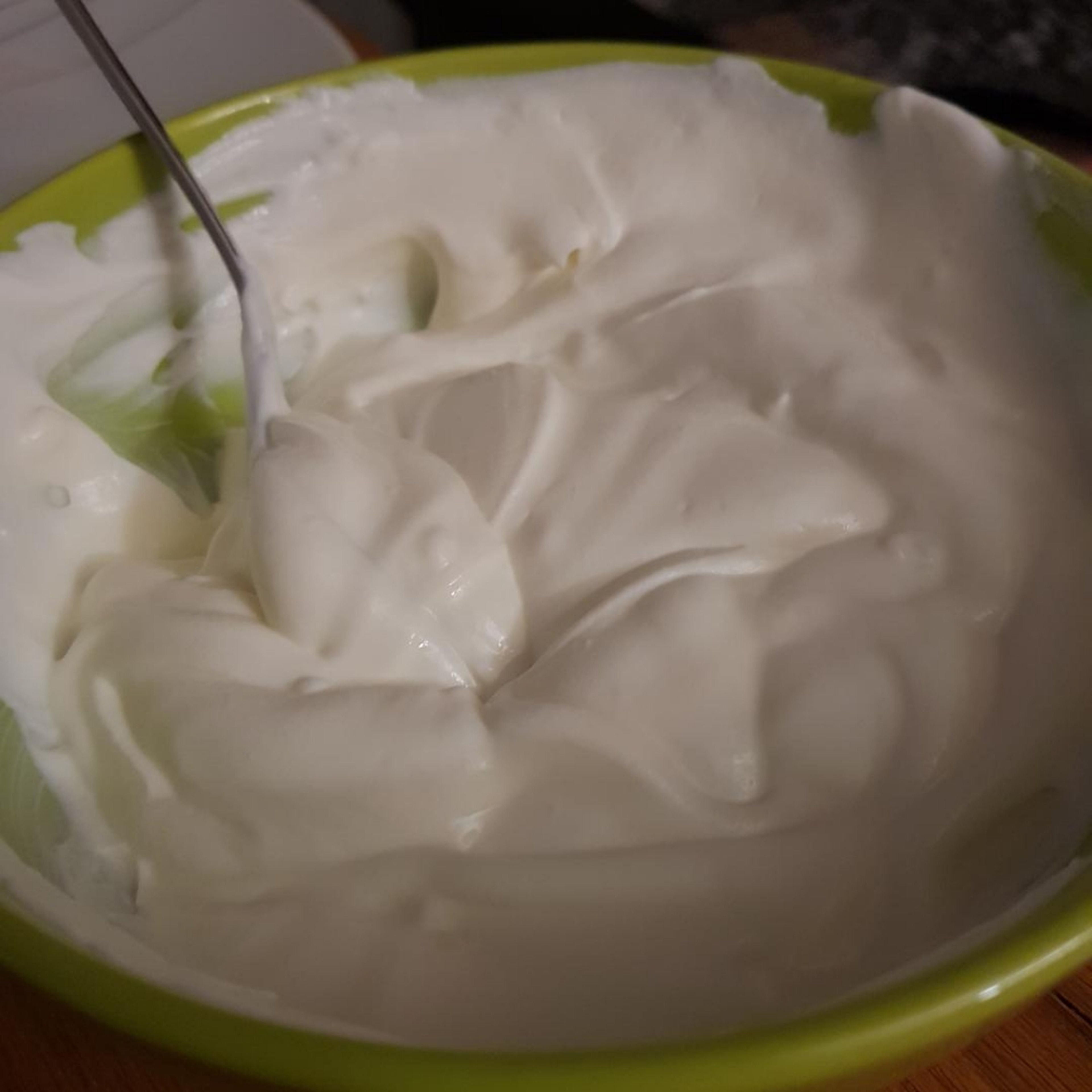 Knoblauch fein würfeln oder pressen und mit griechischem Joghurt vermischen
