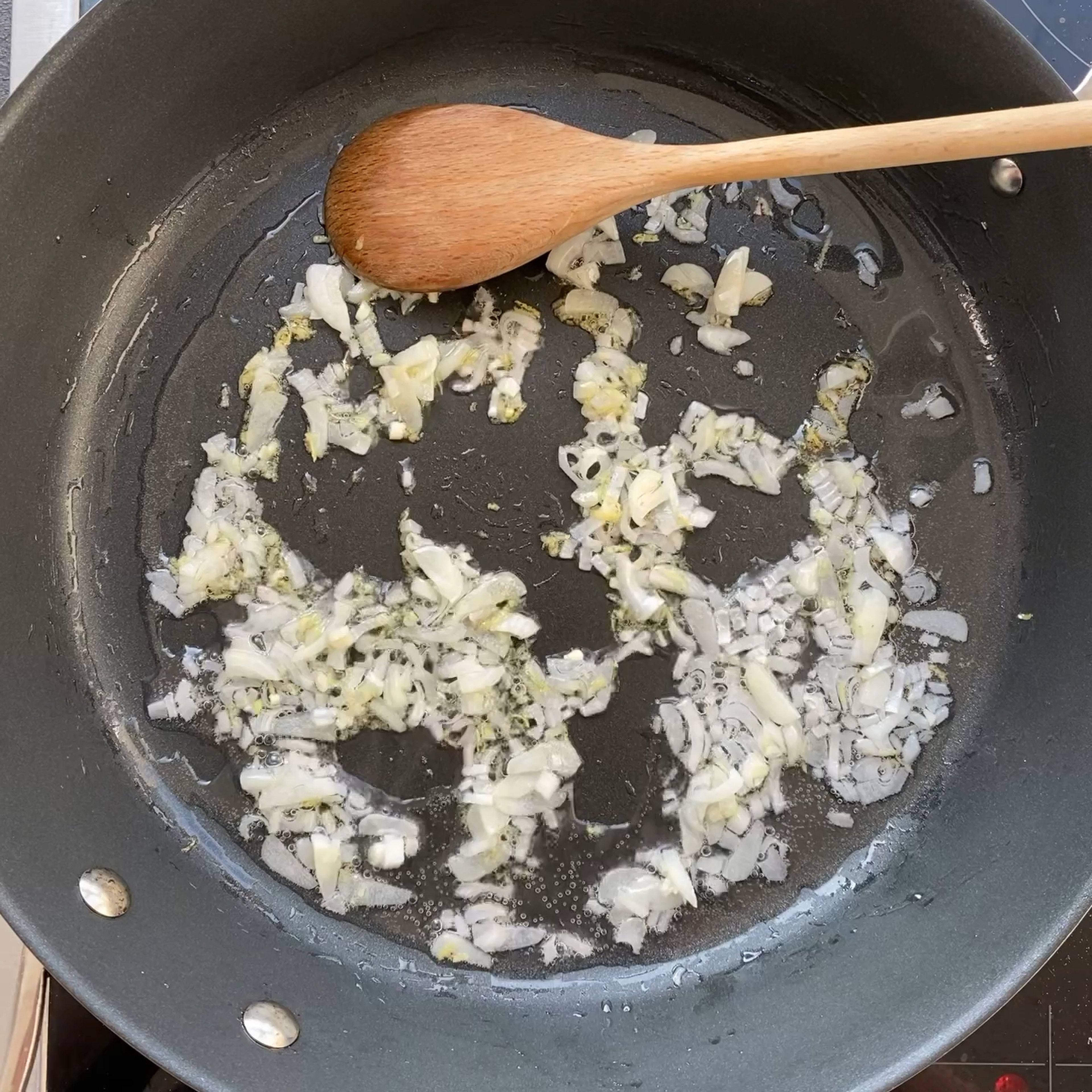 Chop the shallots and garlic finely and grate the lemon (-> 1 tsp). Put a the coconut oil on medium heat and stirr in the shallots, garlic and lemon zest. Sauté for about 5 minutes stirring every now and then.