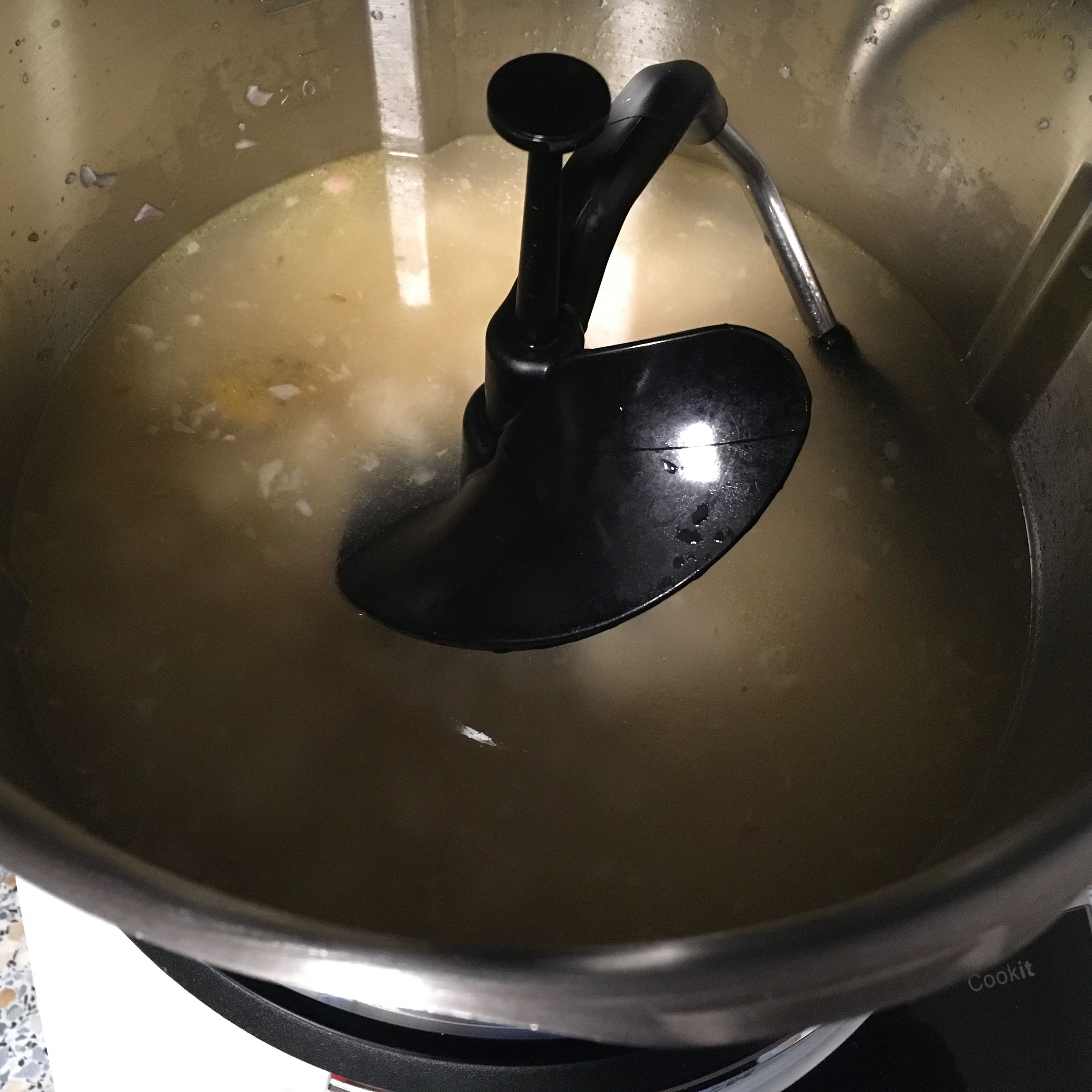 Wein, Brühe und Safran zugeben und 17 Minuten (Angabe auf Reispackung beachten) bei geschlossenem Deckel, ohne Messbecher, garen (3D-Rührer | Stufe 3 | 100°C | 17 Min.).