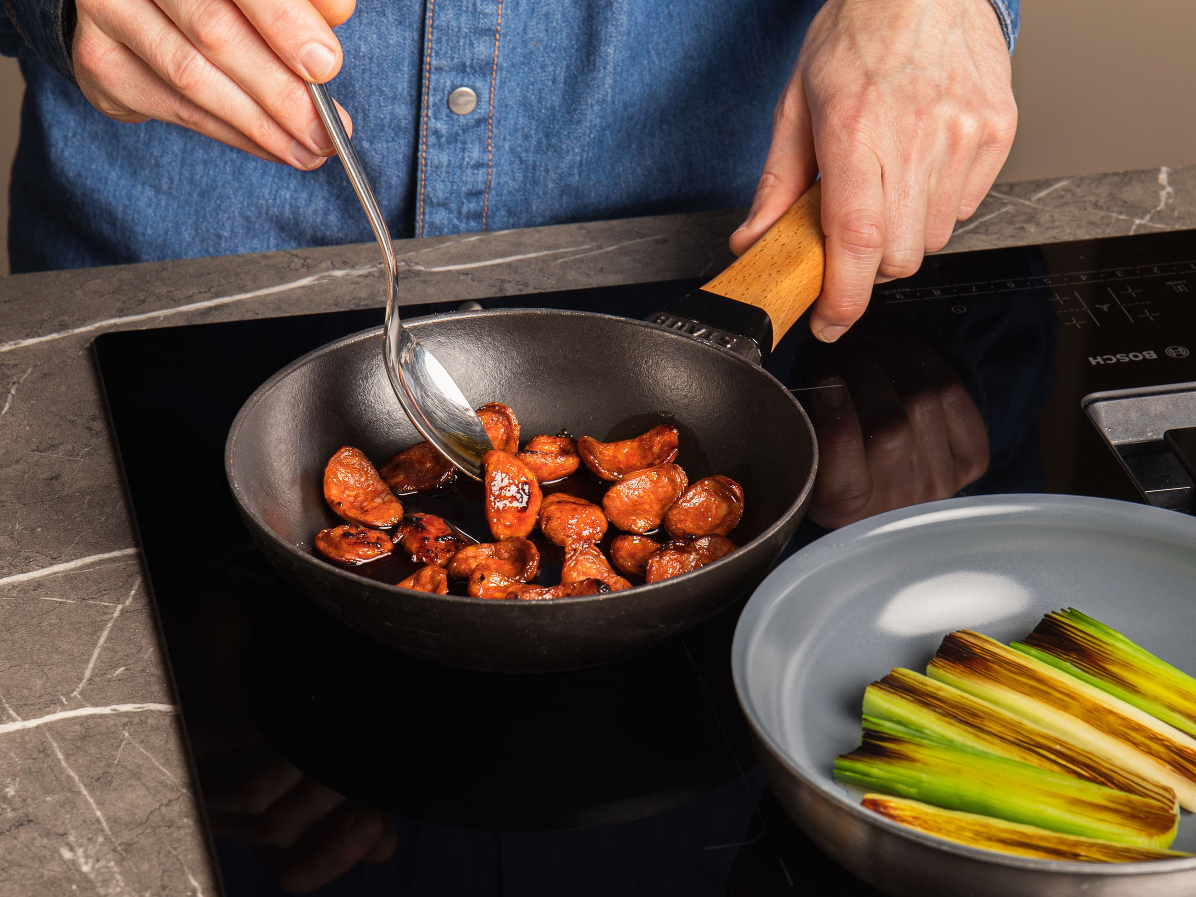 Die Chorizo diagonal in 5mm Scheiben schneiden und mit etwas Öl bei mittlerer Hitze auslassen und auf jeder Seite ca. 2 Min. knusprig braten.
