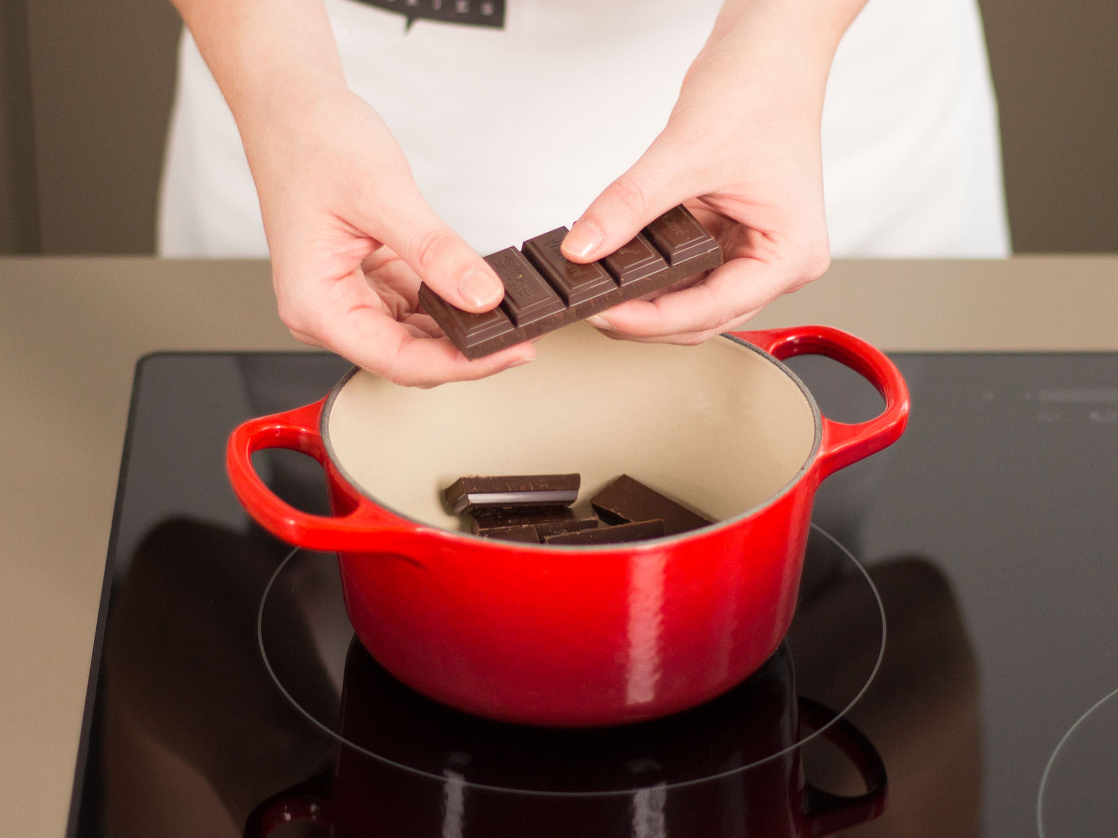 Schokolade in einem kleinen Topf bei niedriger Hitze schmelzen.