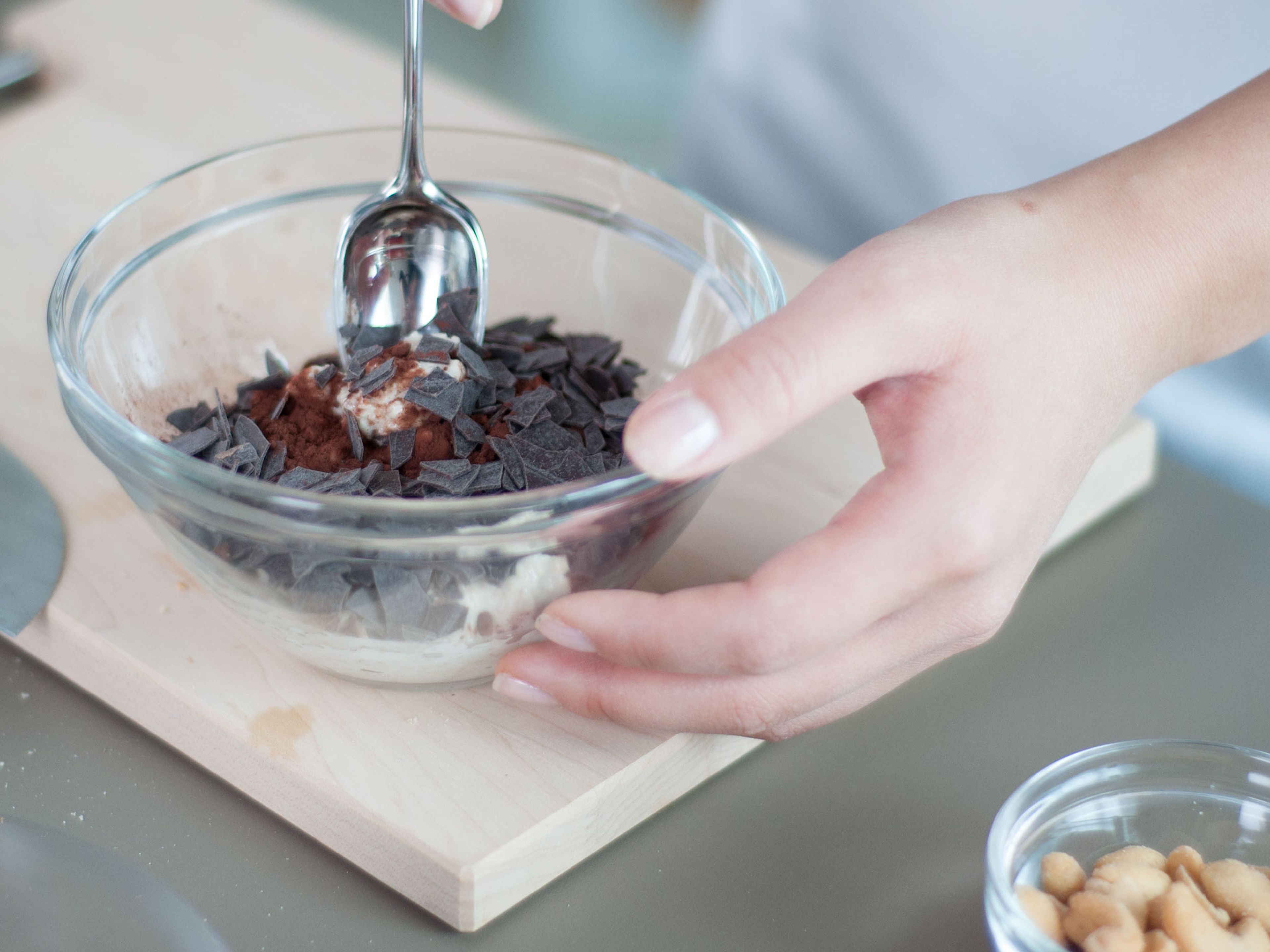 For cocoa topping, slice banana. Then stir cocoa powder and two thirds of the chocolate shavings into one third of the oat mixture. Transfer to a serving glass and top with banana slices and one third of the chocolate shavings.
