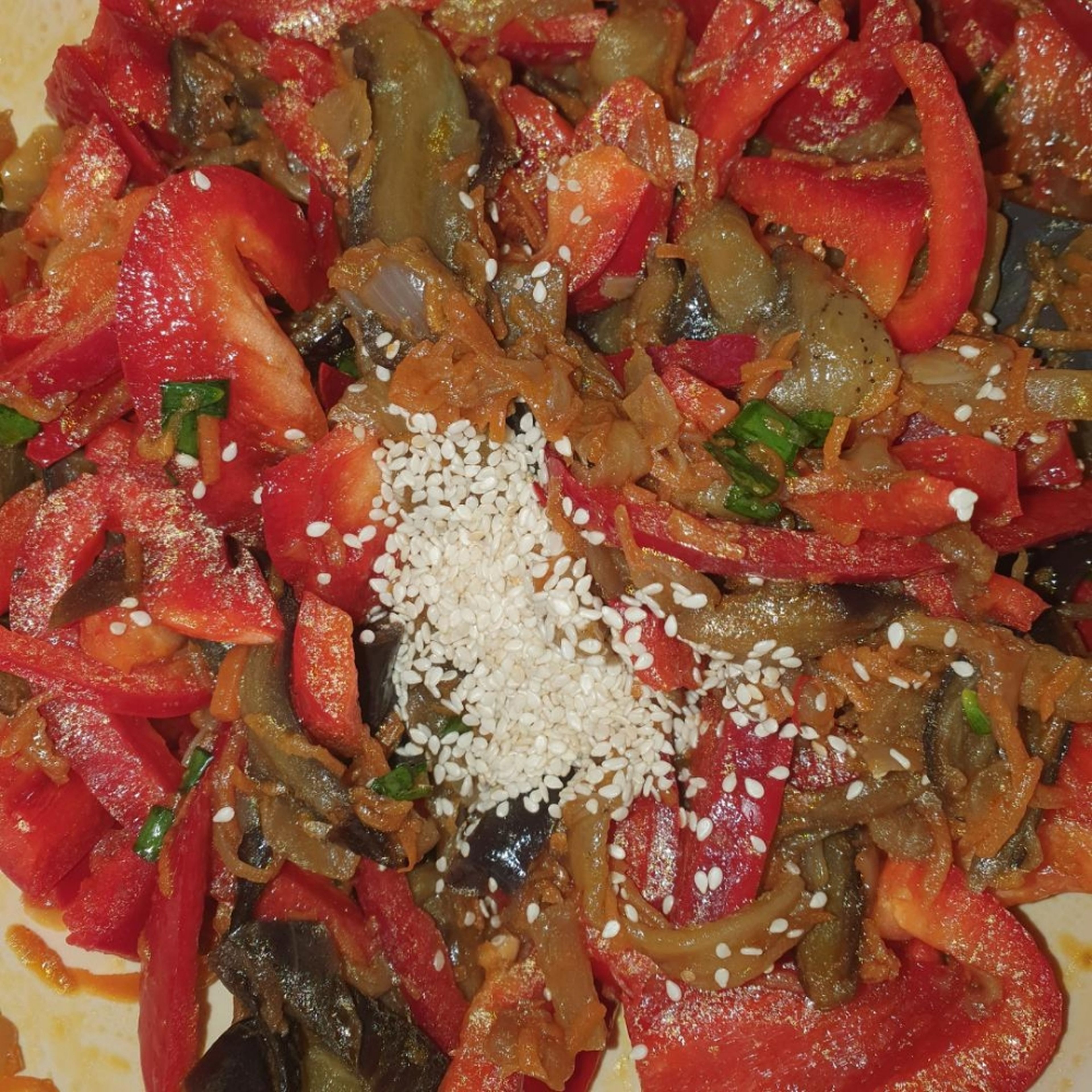 Topf waschen und abtrocknen. Paprika und Auberginengemüse verrühren. Schnittlauch in Röllchen schneiden und drübergeben. Zucker, Salz, Sojasoße, Essig, Sesam und den kleingewürfelten Knoblauch reintun und verrühren . 1 Stunde kaltstellen.