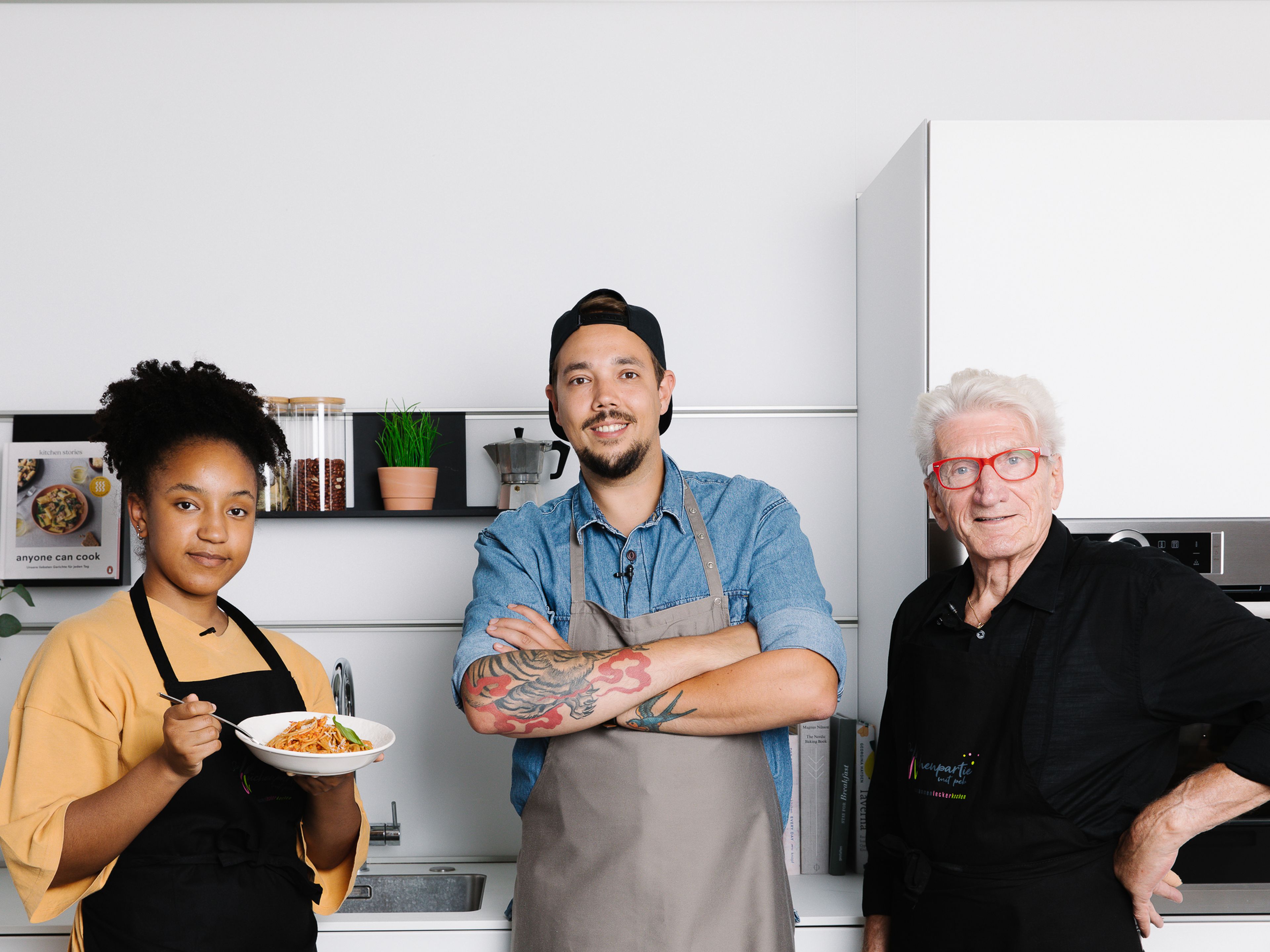 Küchenpartie mit peb: Christian macht Linsenbolognese mit Laila und Peter