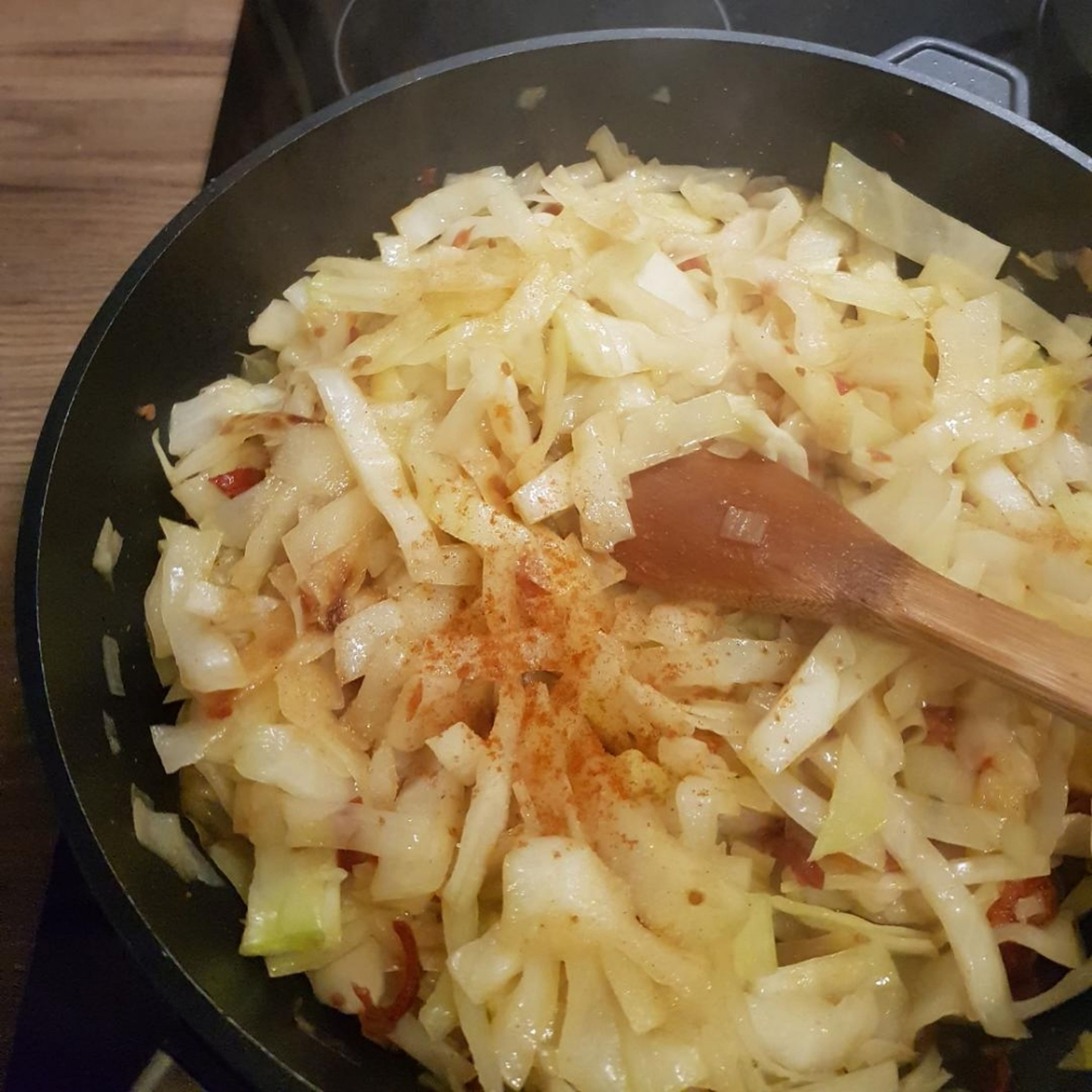 Den Kohl mit Paprika, Kümmel, Salz und Pfeffer abschmecken. Optional ist auch Rauchsalz oder Rauchpaprika passend.