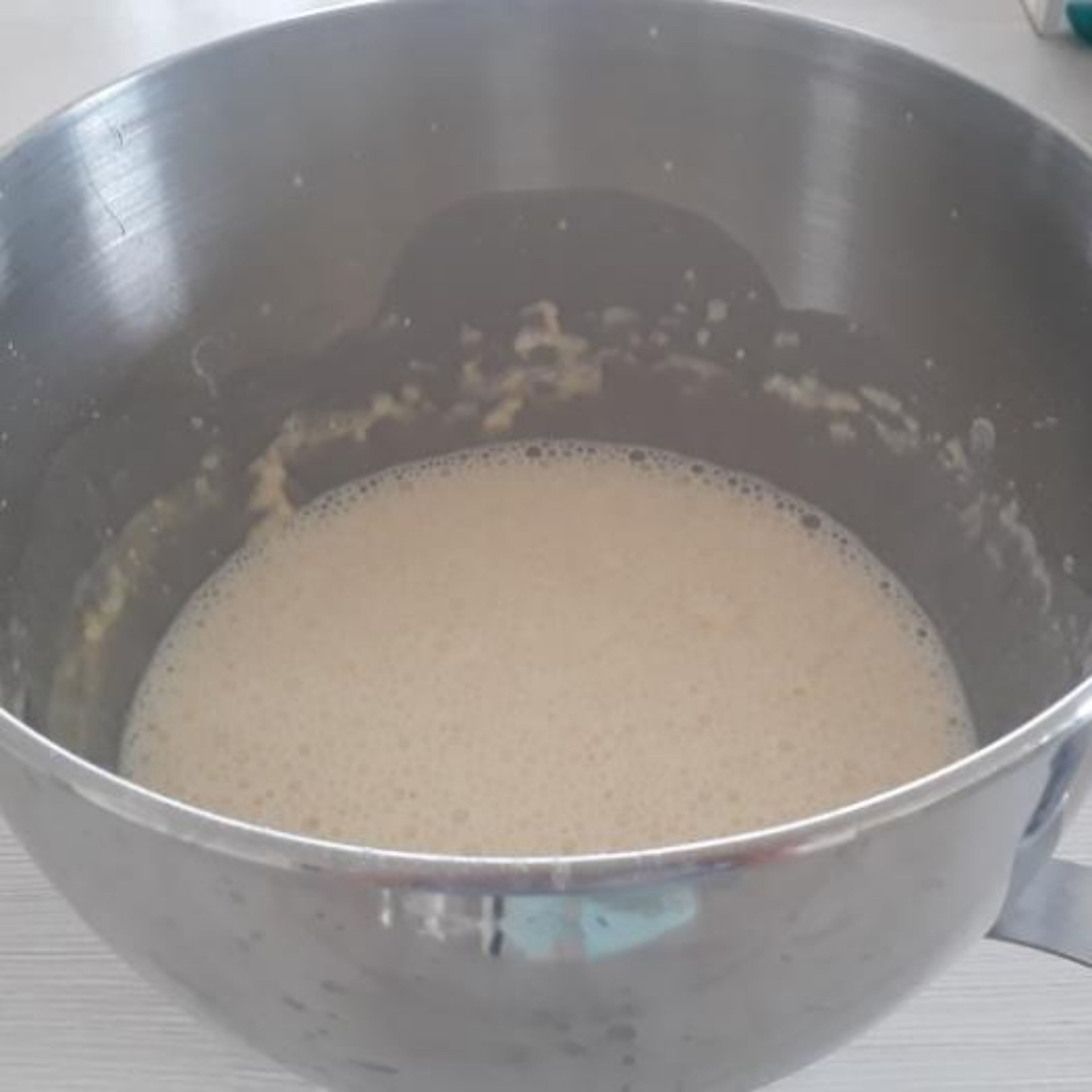 Nun füge ich abwechselnd etwas Mehl und dann die Milch hinzu. Jetzt habe ich den fertigen Teig.