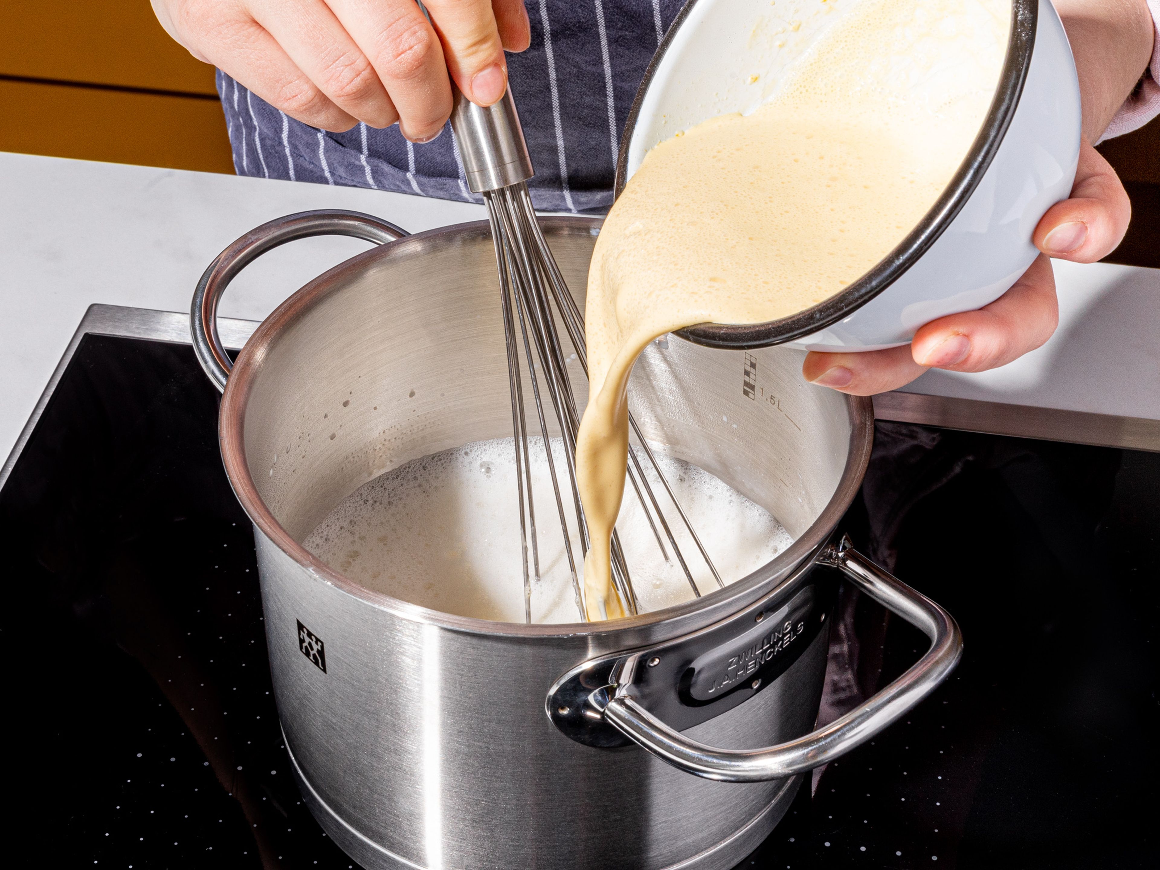 For the filling, heat milk with the remaining sugar in a small saucepan. In a separate bowl, mix some of the cream with the pudding powder. When the milk starts to boil, stir in the pudding mixture until dissolved, and let simmer for approx. 2 min. Then pour into a bowl, cover the surface of the pudding with cling film, and leave to cool in the fridge.