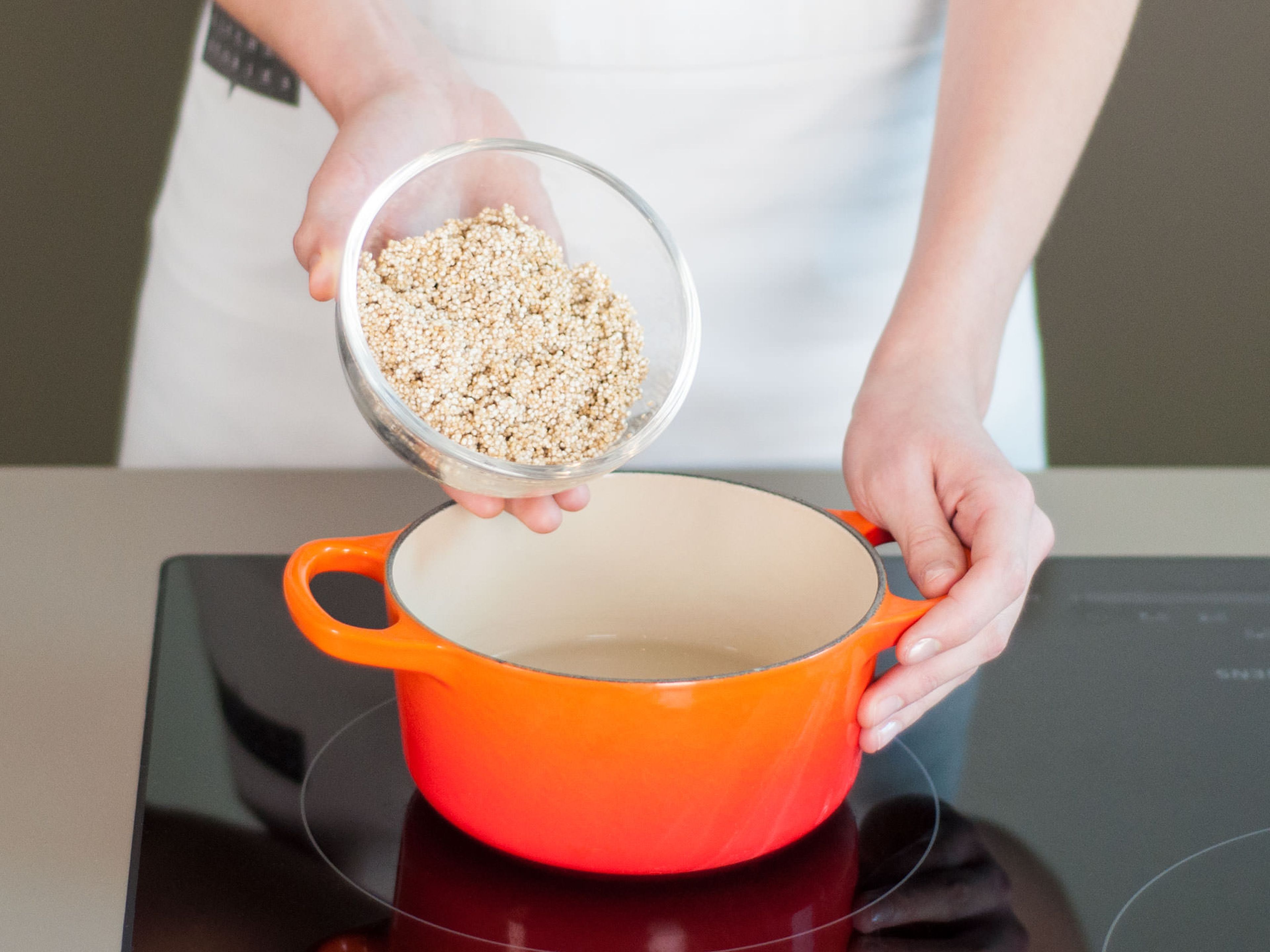 Quinoa mit kaltem Wasser abwaschen. In einen Topf mit gesalzenem Wasser geben und aufkochen lassen. Hitze reduzieren und für ca. 15 Min. abgedeckt weiterköcheln lassen. Vom Herd nehmen und ca. 5 Min. ruhen lassen.