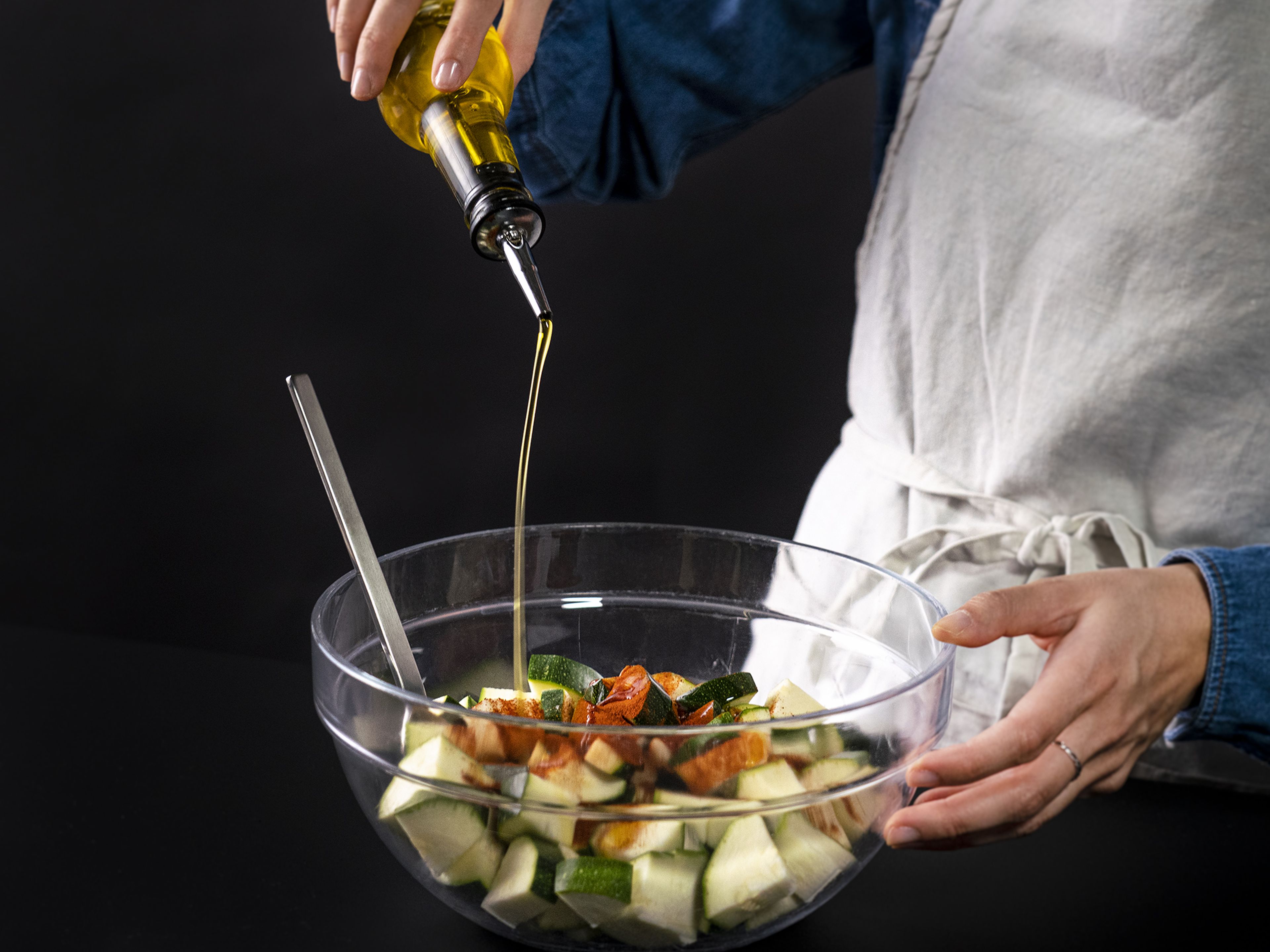 Zucchini in eine Schüssel geben und mit etwas Olivenöl, dem restlichen Paprikapulver, Salz und Pfeffer vermischen. Zucchini auf die Bohnen geben, erneut abdecken und für weitere 10 Min. köcheln lassen. Eintopf in einer Schüssel servieren und mit Zitronensaft und frischen Kräutern garnieren. Guten Appetit!