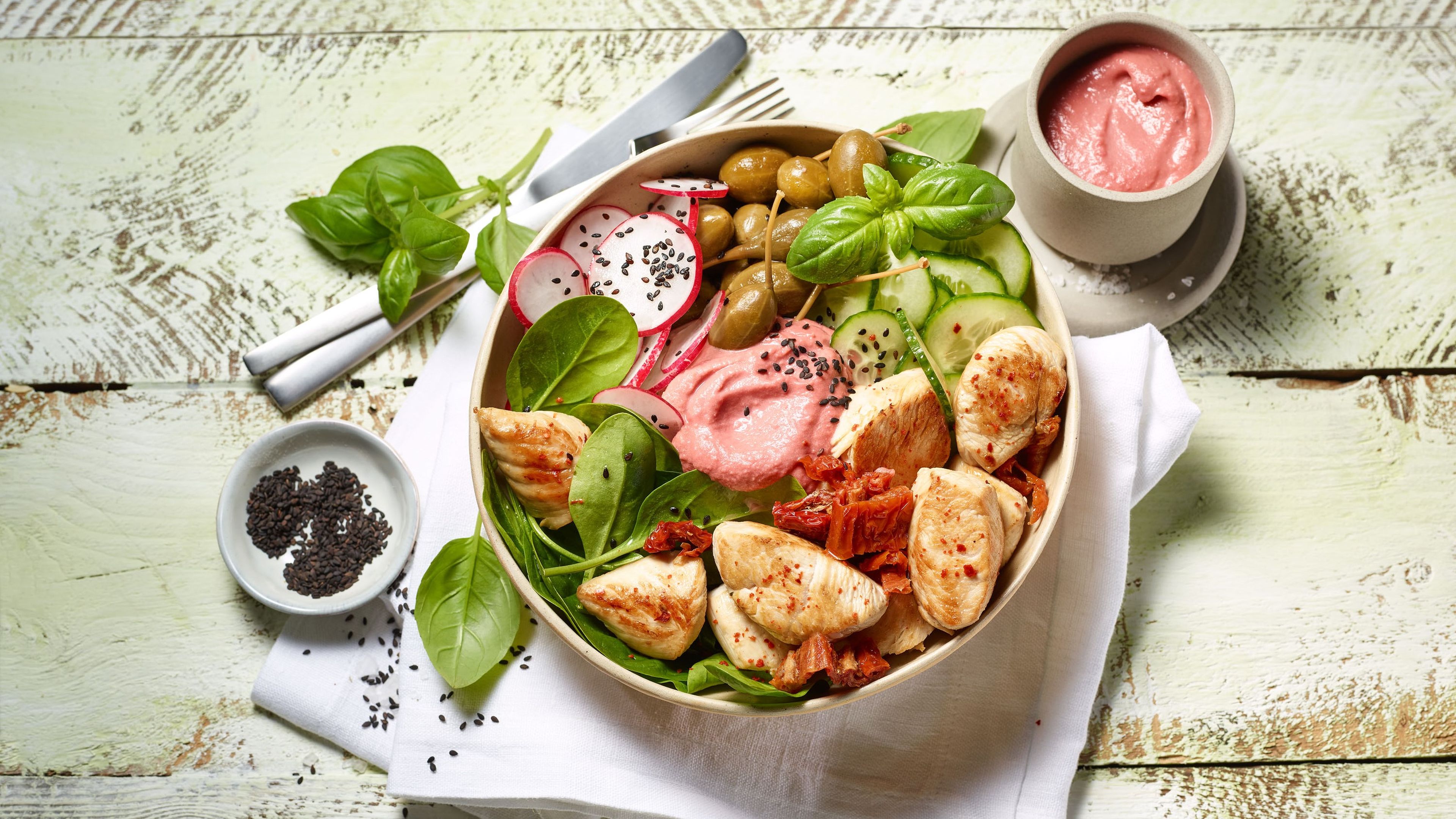 „Italian-Style“ Bowl mit Putenbrust und Kichererbsen-Rote-Bete-Hummus