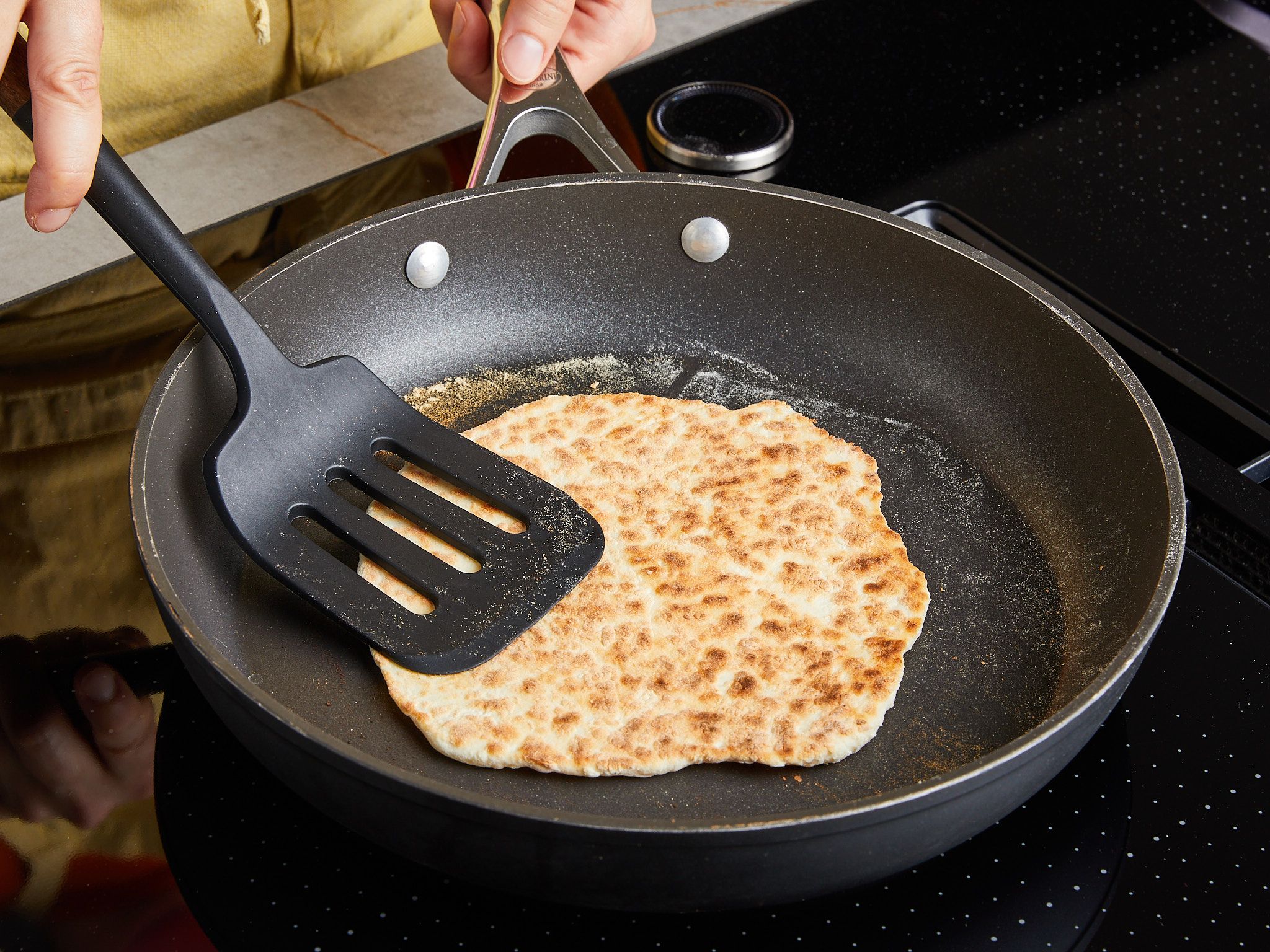 Naan mit Kräuterjoghurt, gegrillter Aubergine und Grilltaler | Rezept ...