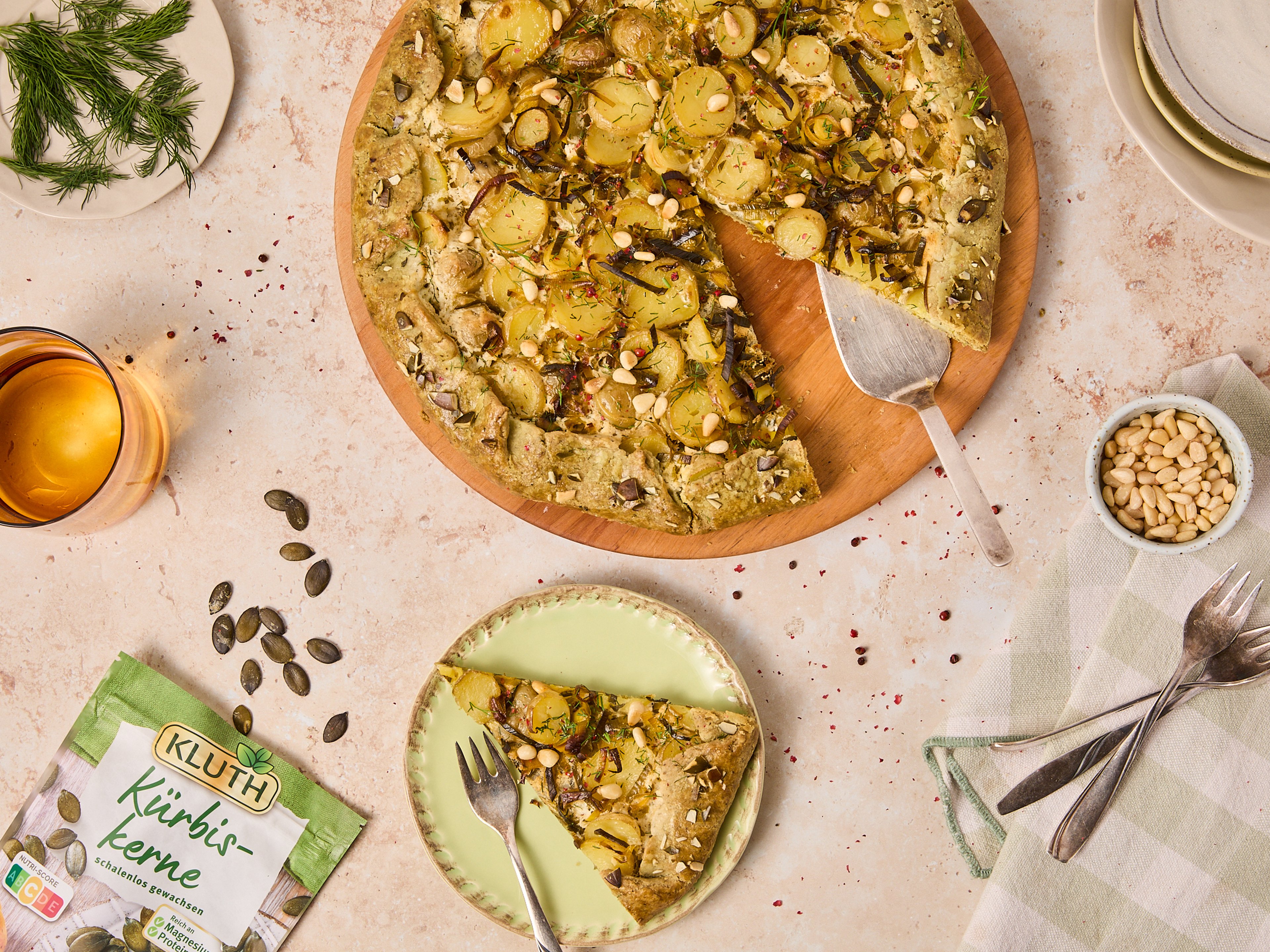 Herzhafte Frühlings-Galette mit Kürbiskernkruste