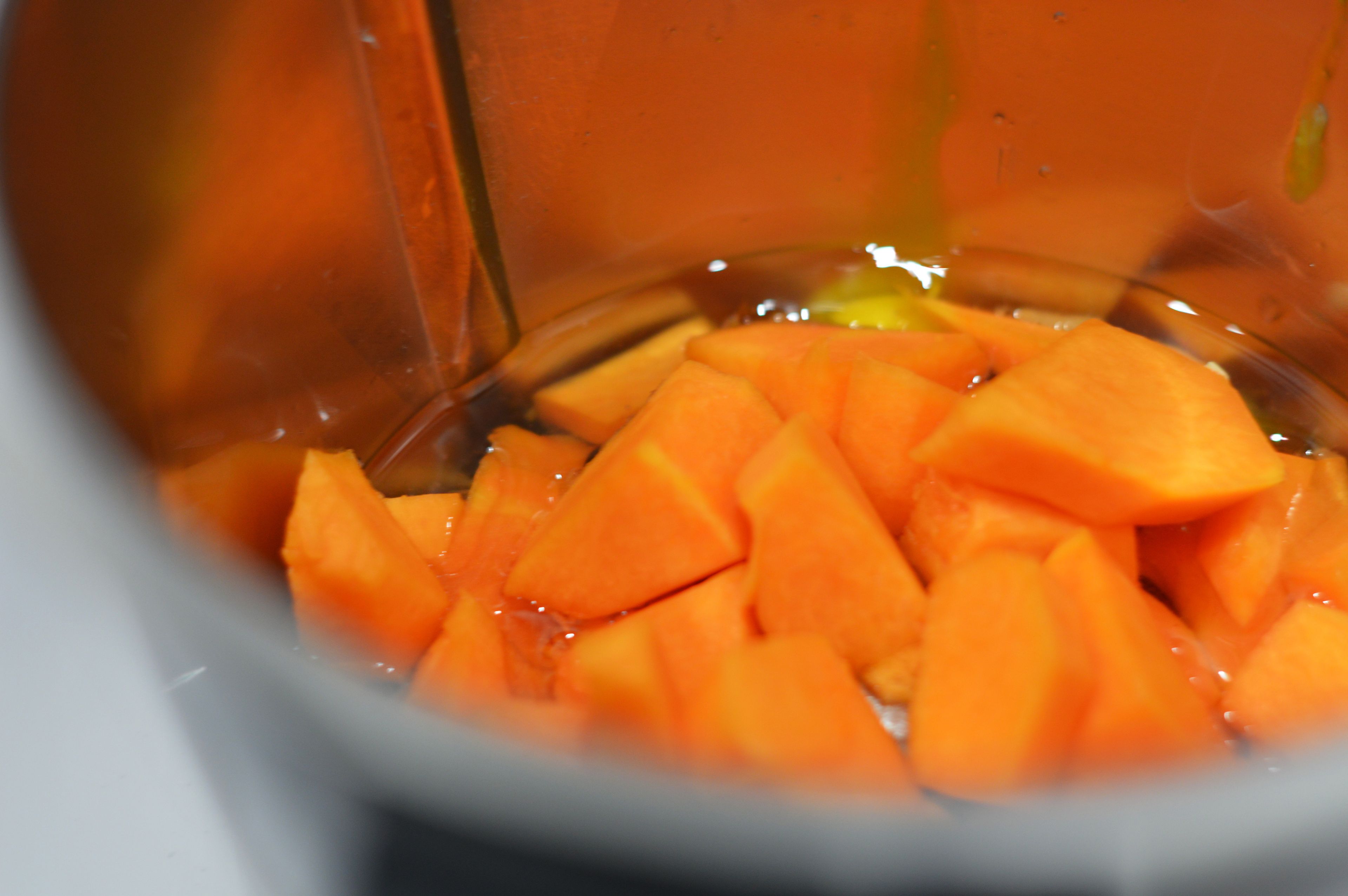 In a blender, mix the eggs, sugar, oil and pumpkin cubes. Grind well until liquid.