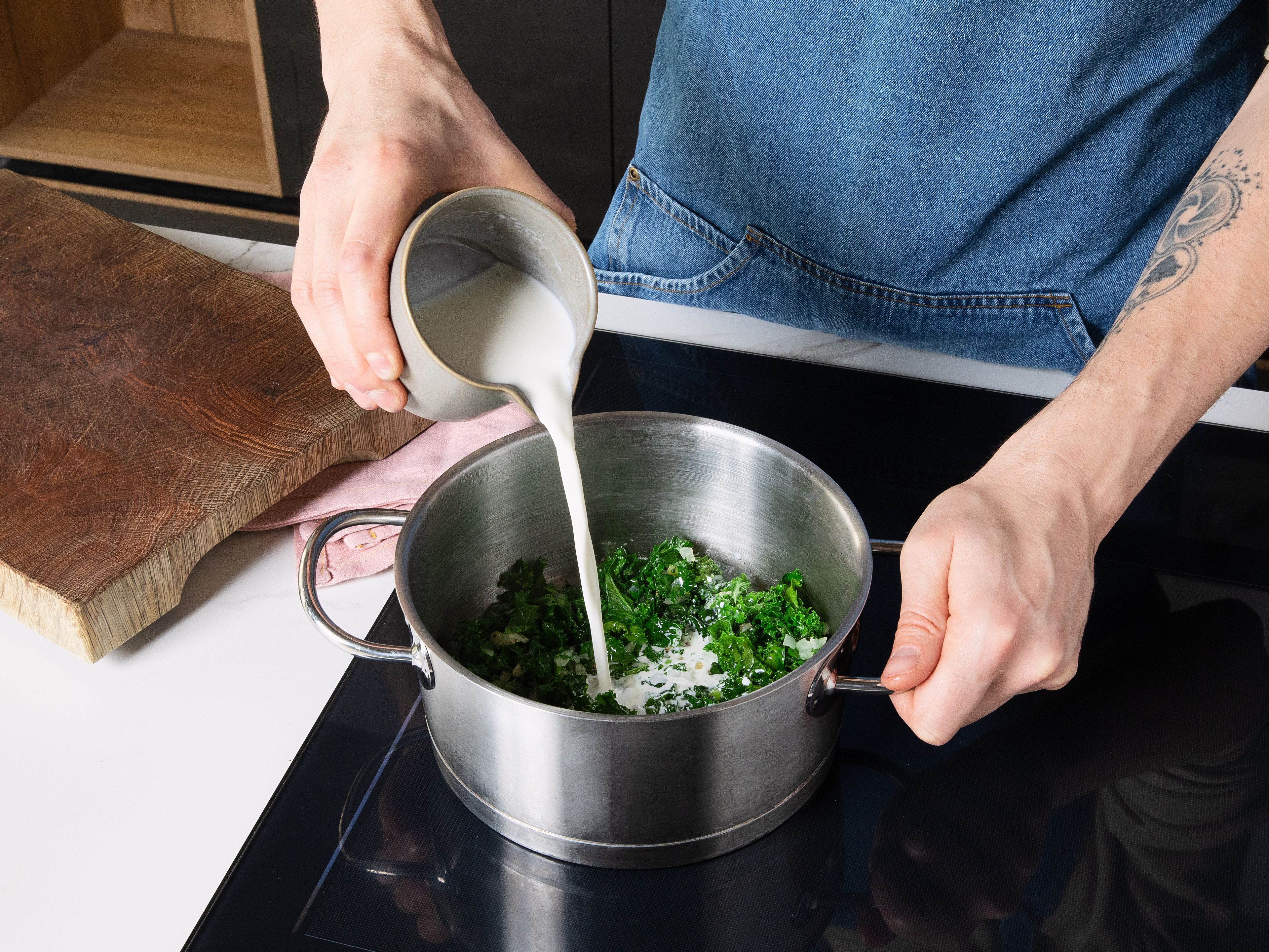 Den geschnittenen Rotkohl und die Kartoffeln mit Eiern, Mehl, Salz, Pfeffer und Muskatnuss in einer Schüssel vermengen. Kleine Portionen der Mischung mit einem Löffel auf ein mit Backpapier ausgelegtes Backblech geben. Jede Portion mit etwas Öl beträufeln und ca. 20 Minuten goldbraun backen, dabei einmal wenden. Während sie backen, mit dem Rezept fortfahren.