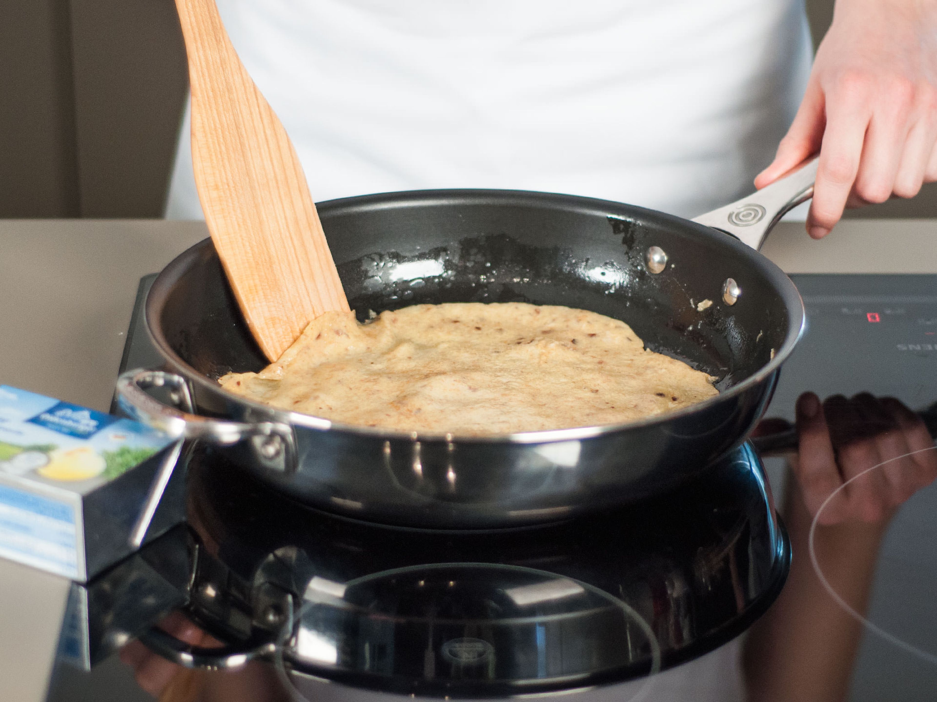 Warm up a frying pan (approx. 25 cm) over medium heat and melt a small knob of butter. Then, add a thin layer of batter and spread to the edges. Cook for approx. 2 – 3 min. until the batter has set, then flip and cook for another 1 – 2 min.